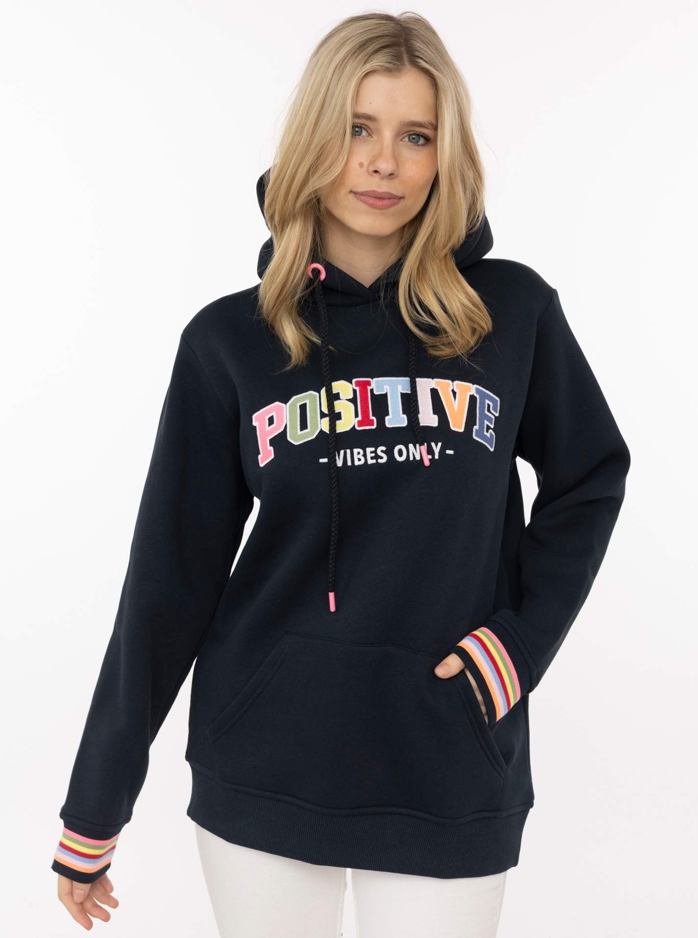 Image of Zwillingsherz Hoodie ""POSITIVE"", buntes Sticklogo und gestreifte Ärmelbündchen, Kapuze, Kängurutasche