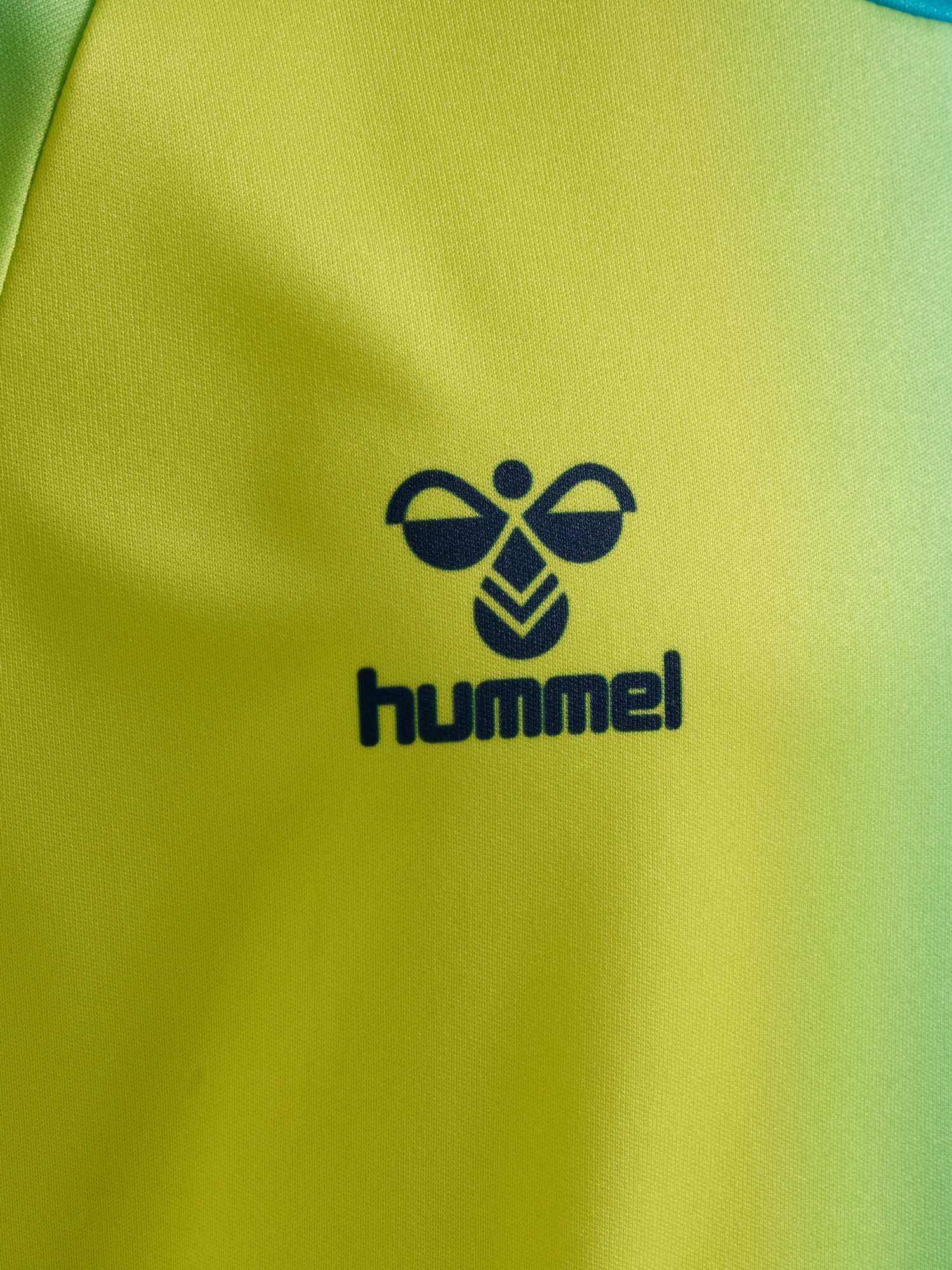 hummel Sportanzug »SHIMMER SET« 0 tlg. Set aus Shorts und T-Shirt, sportlicher Stil, bequeme Passform