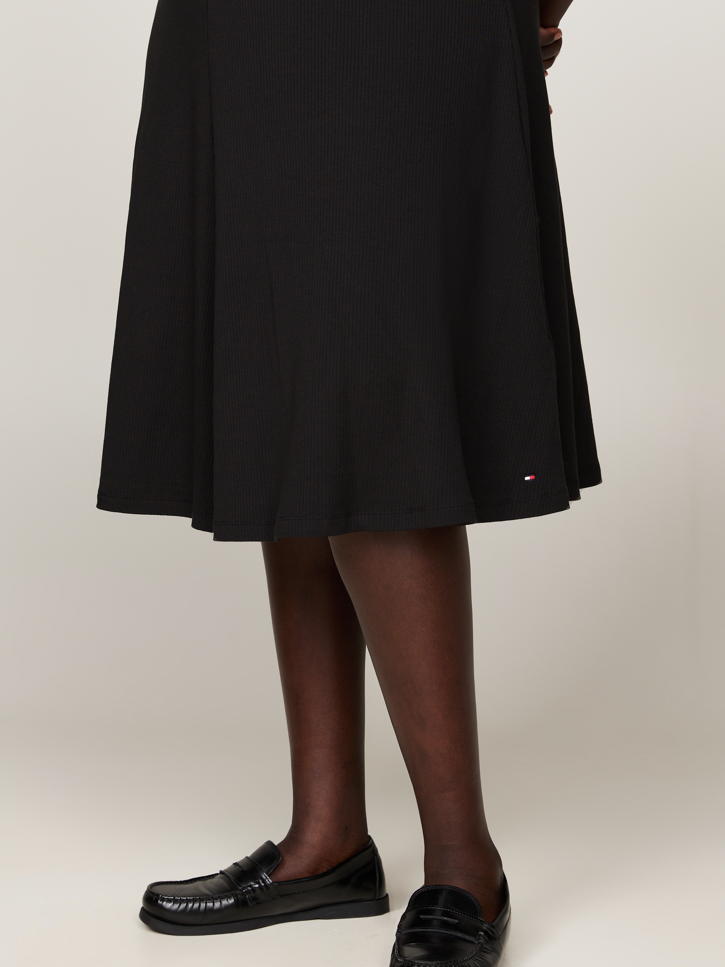 Tommy Hilfiger Curve Midikleid »CRV 5x2 RIB MK-NK MIDI DRESS NS«, in Grossen Grössen, Rippware, mit Logostickerei am Ärmel