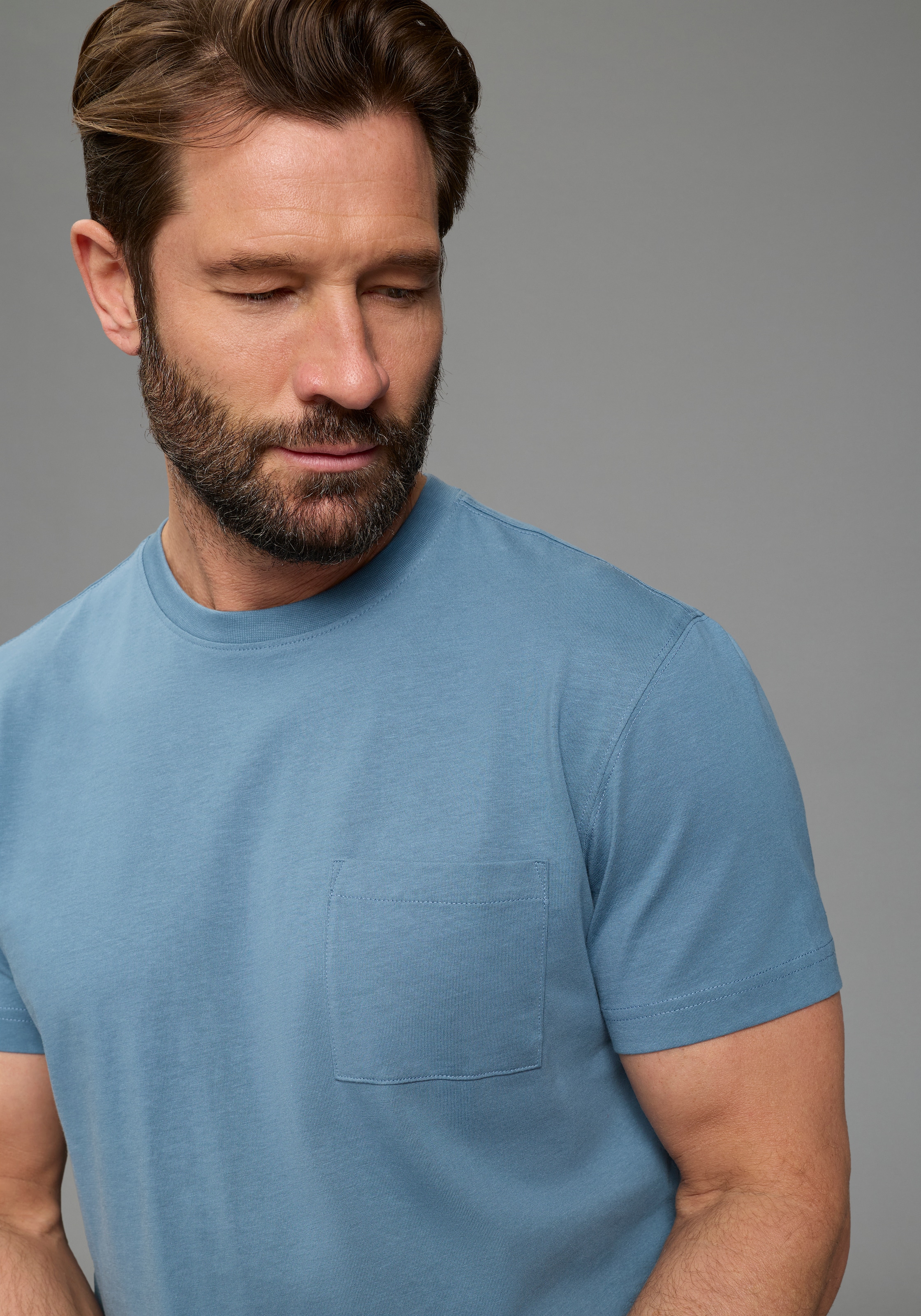 Man's World Rundhalsshirt »Neue Kollektion!« Regular Fit, kurzarm, mit Brusttasche, unifarben