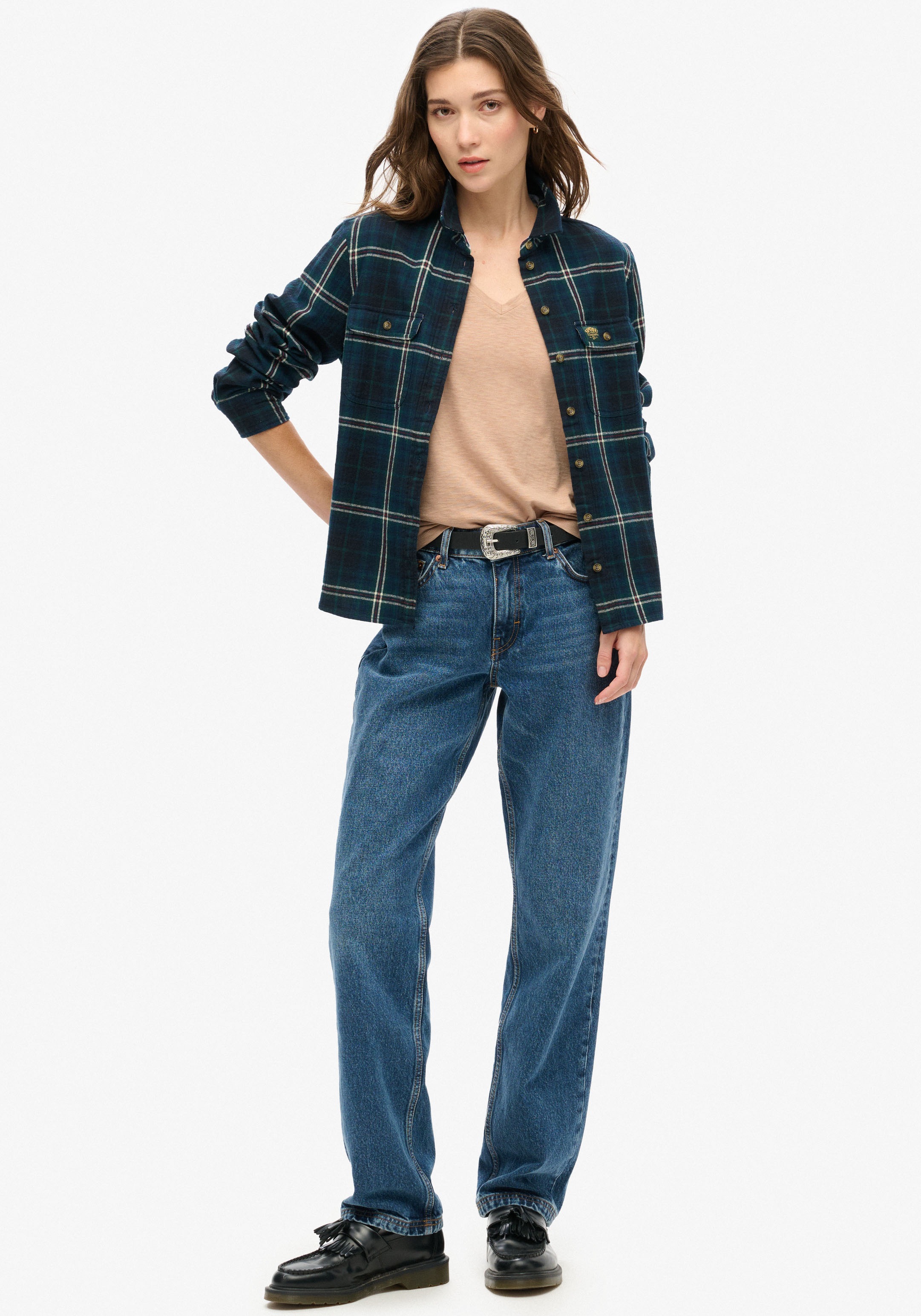 Superdry V-Shirt »STUDIOS SLUB EMB VEE TEE«, strukturiertes T-Shirt mit V-Ausschnitt und Stickerei