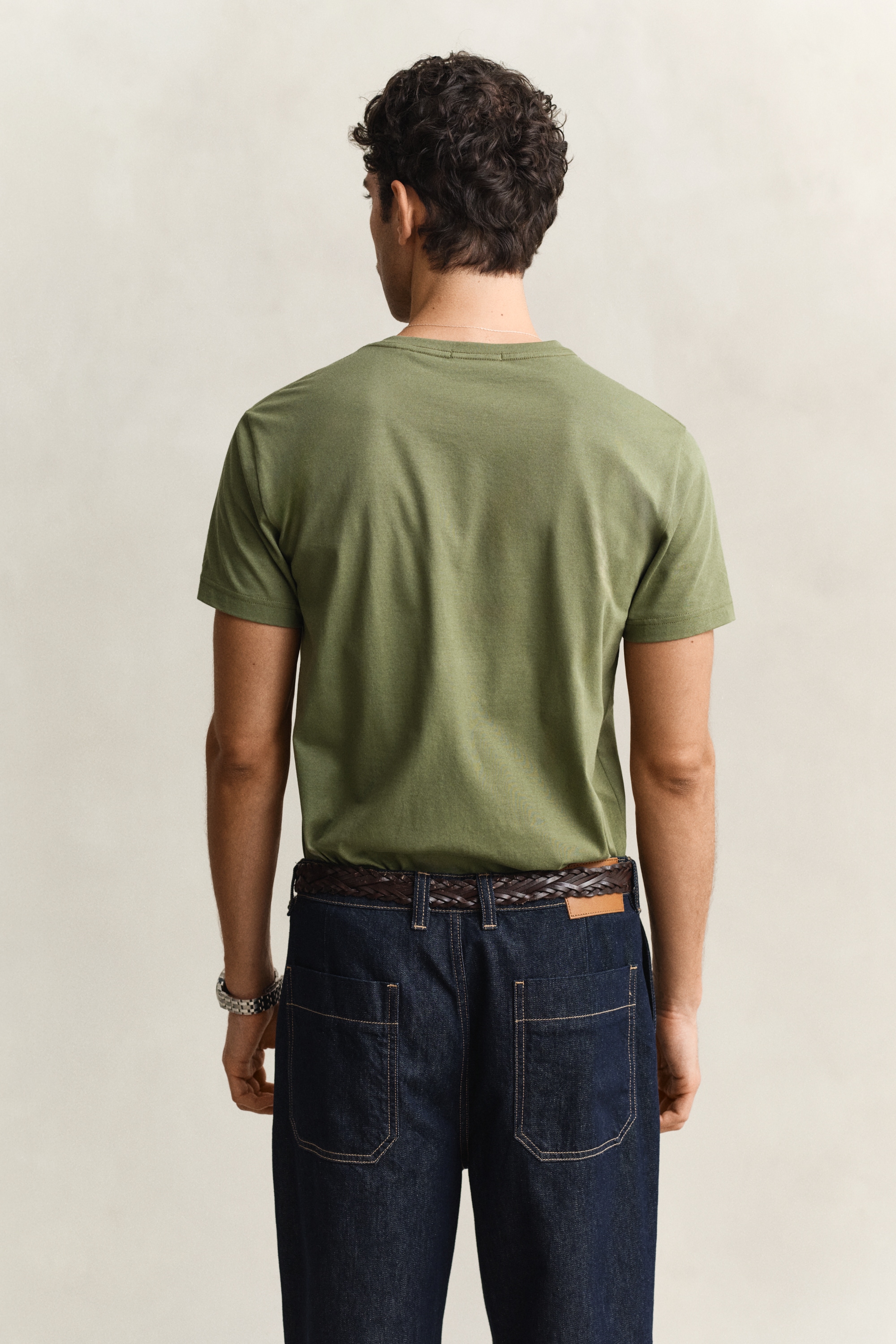 Gant T-Shirt »SLIM SHIELD V-NECK T-SHIRT« mit einer kleinen Logostickerei auf der Brust