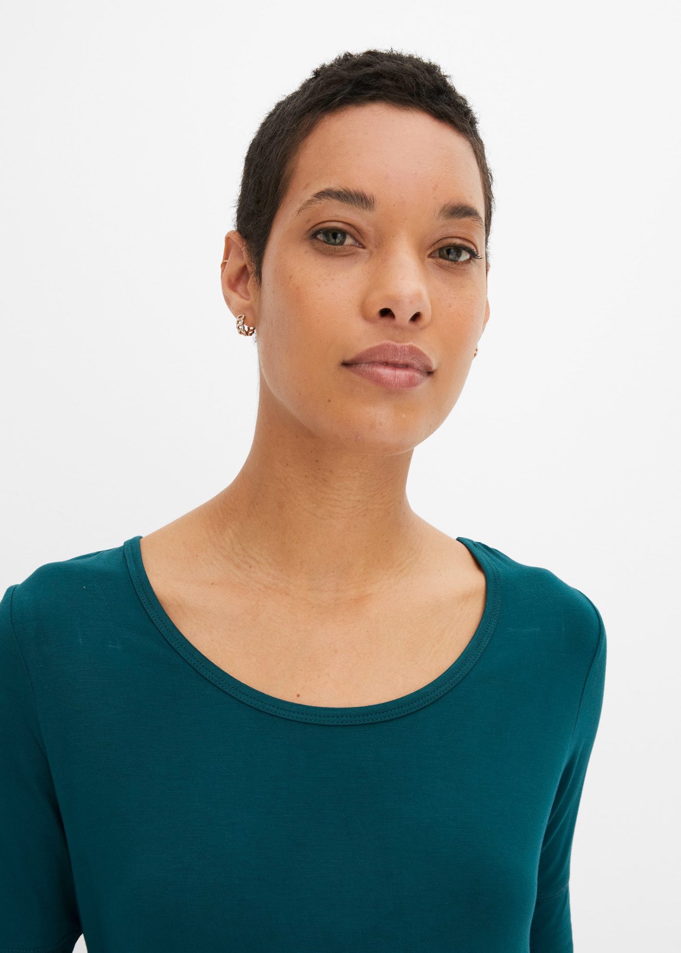 bonprix T-Shirt »Rundhalsshirt aus softer Viskose« bequeme Passform, Halbarm-Design, gerundeter Saum, abgesetzte Nähte