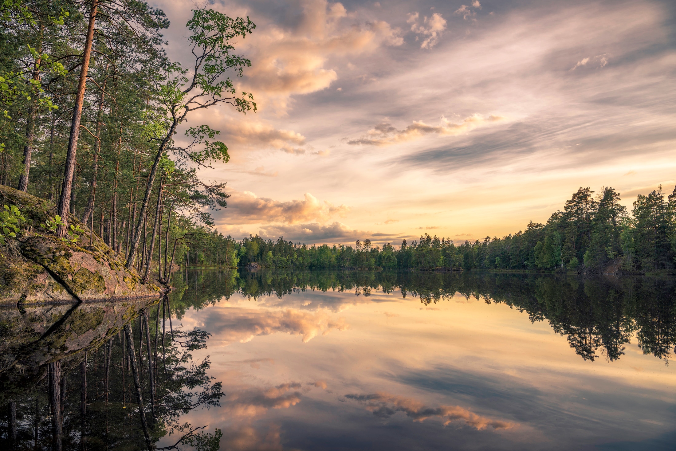 Image of Papermoon Fototapete "Photo-Art CHRISTIAN LINDSTEN, LAKE TARMSJAPN, SCHWEDEN"