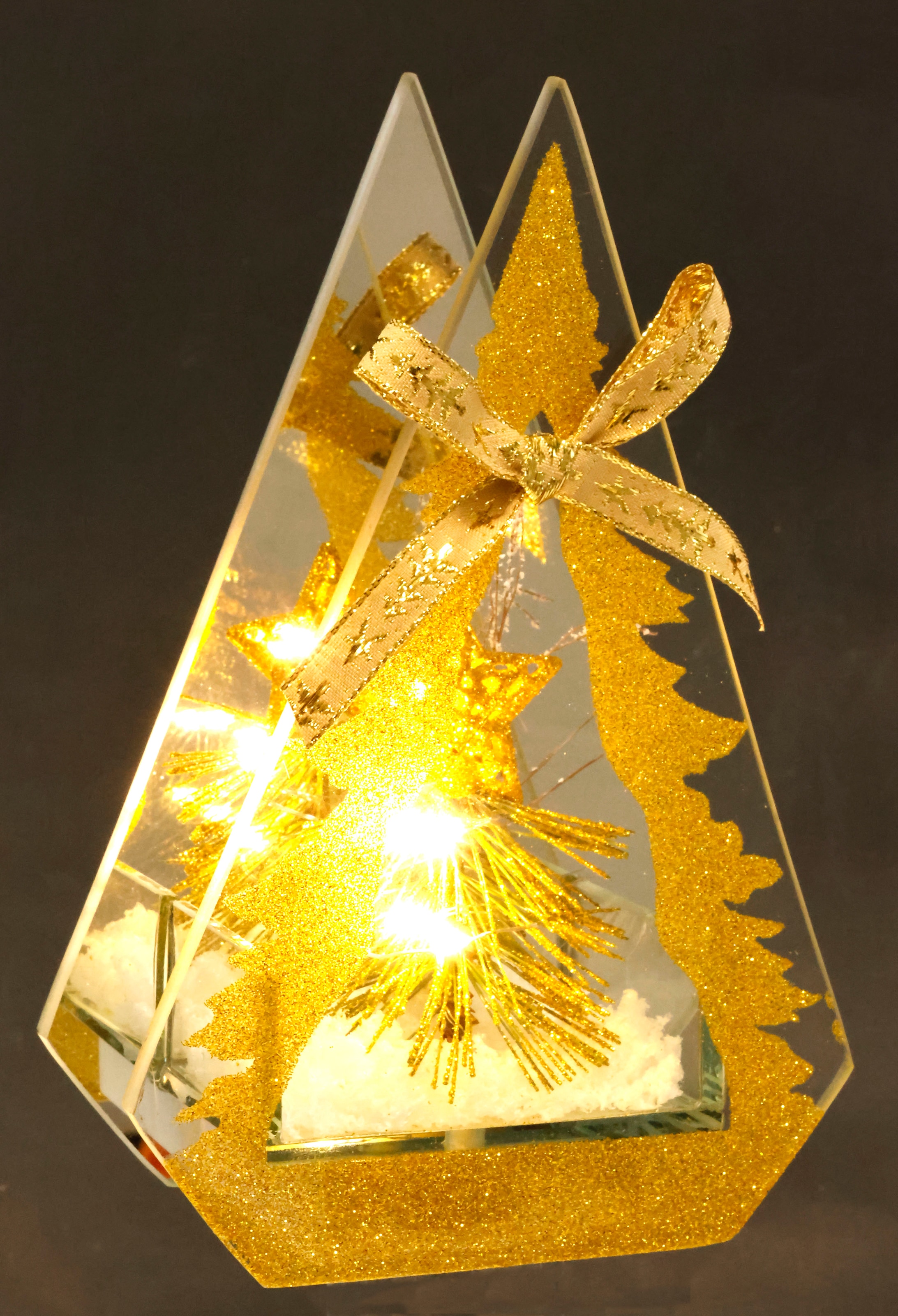 I.GE.A. LED-Dekofigur »Dekoobjekt aus Glas mit LED Licht«, Mit Tannenbaum Kunstschnee Deko Weihnachten Weihnachtsdeko Dekoration