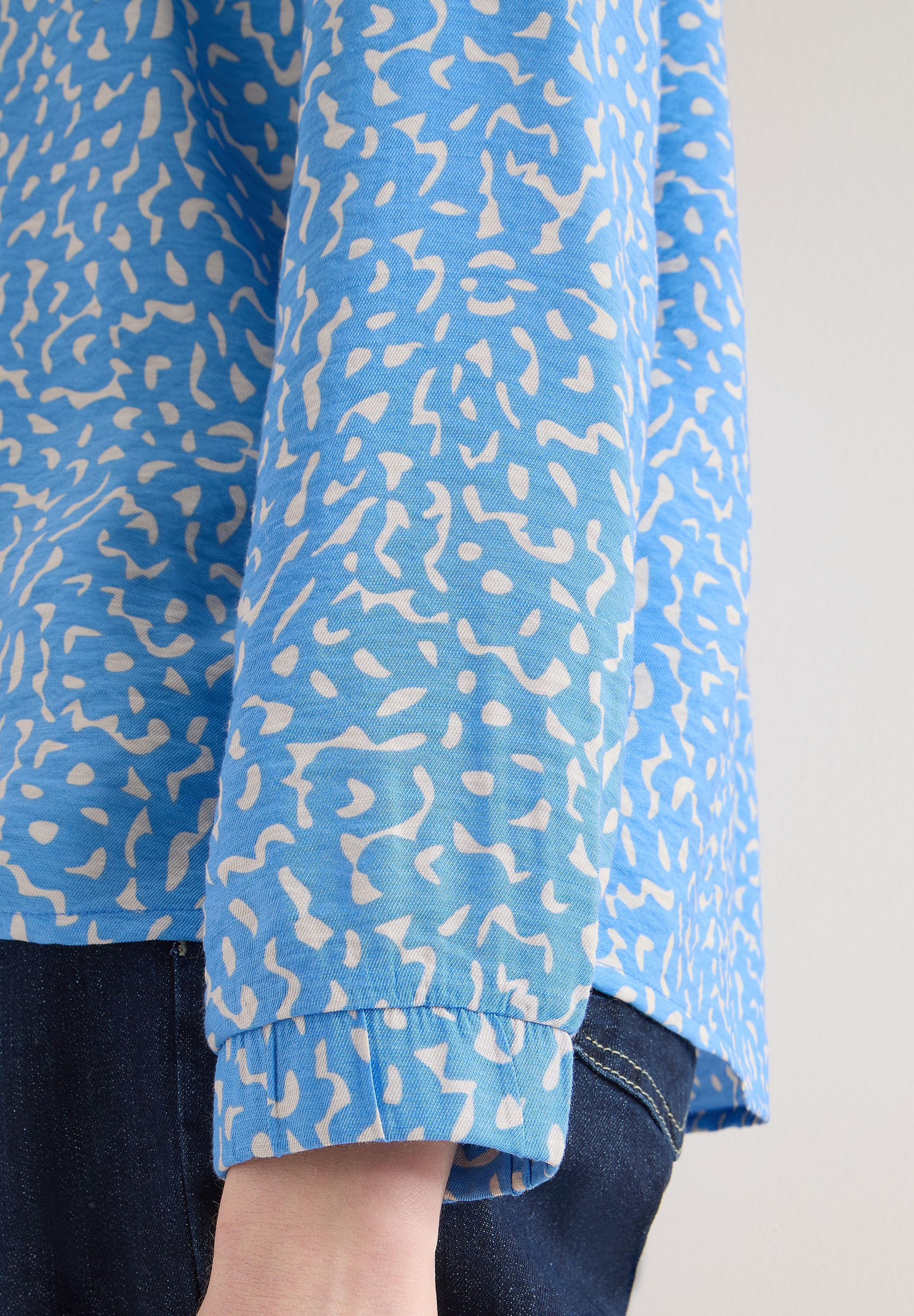 Cecil Langarmbluse mit Minimalprint und Splitneck