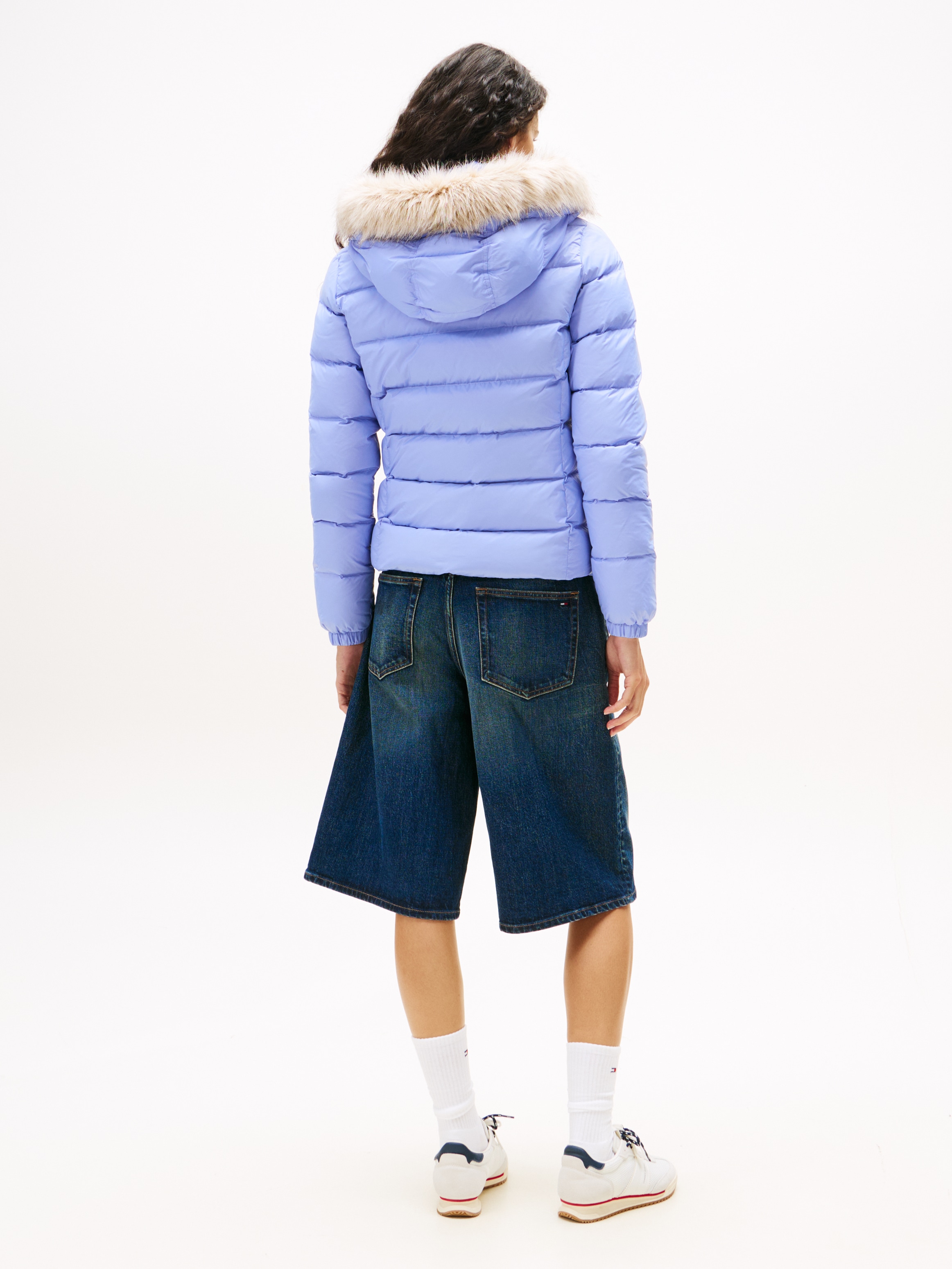 Tommy Jeans Veste matelassée »TJW BASIC HOODED DOWN JACKET EXT« avec capuche avec broderie du logo