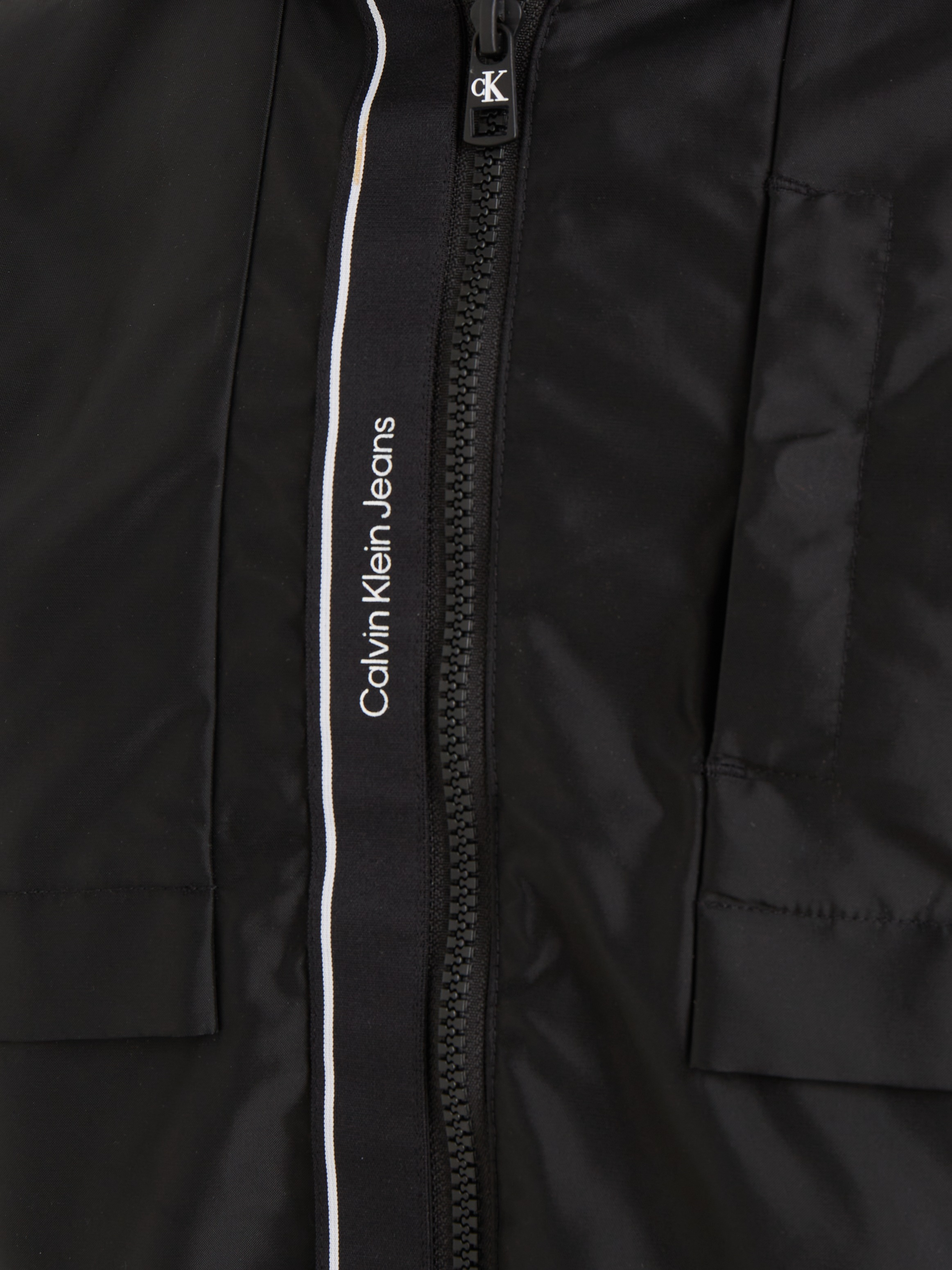 Modische Calvin Klein Jeans Winterjacke »NYLON TAPE WINDBREAKER«, mit  Kapuze, mit Logoschriftzug versandkostenfrei - ohne Mindestbestellwert  kaufen