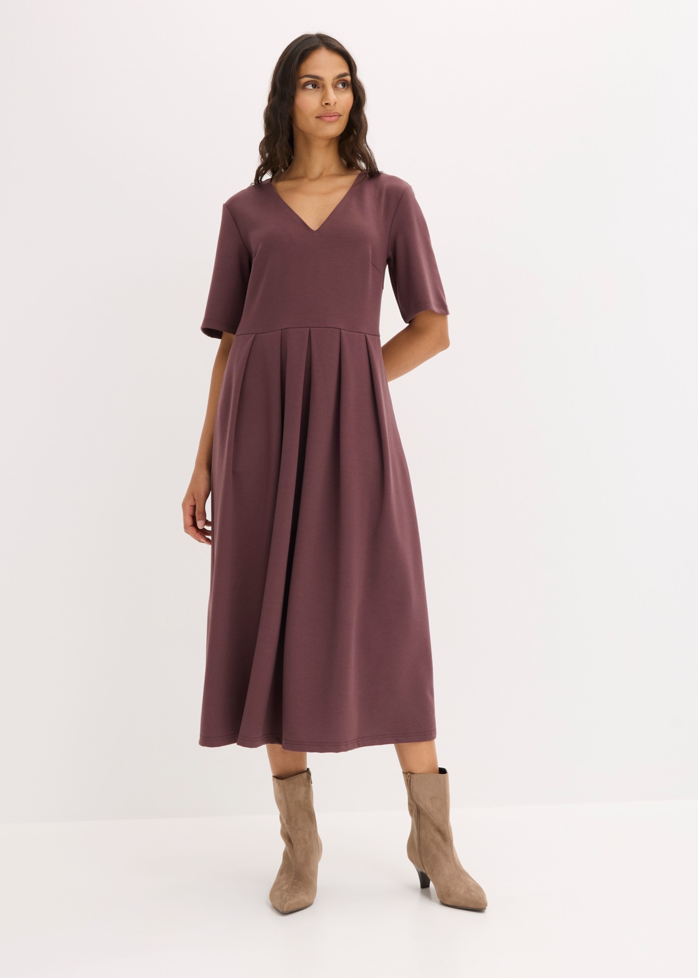 bonprix Robe t-shirt avec col en V, manches courtes, coupe ample