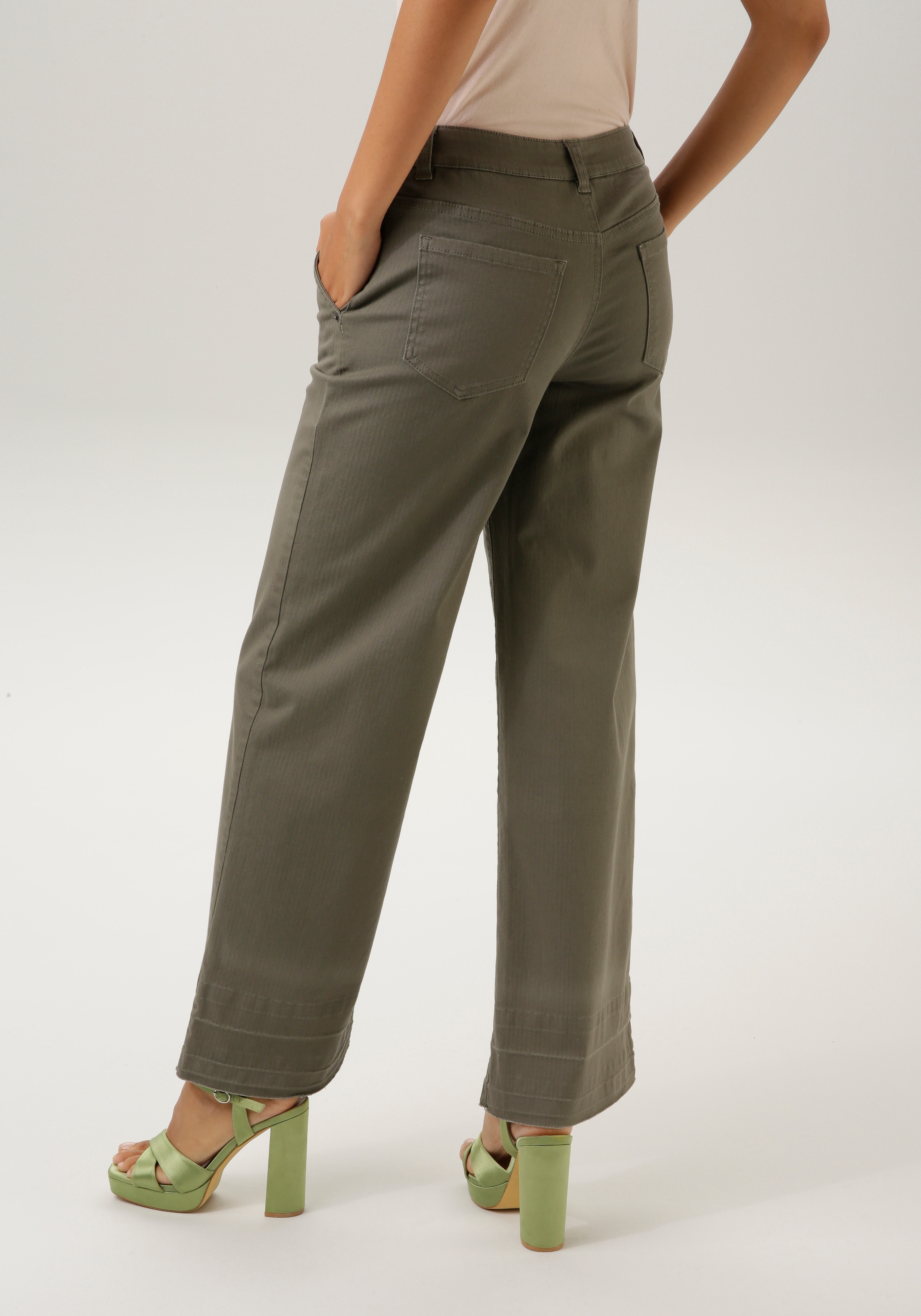 Aniston CASUAL Straight-Jeans, mit trendiger Waschung am ausgefranstem Beinabschluss