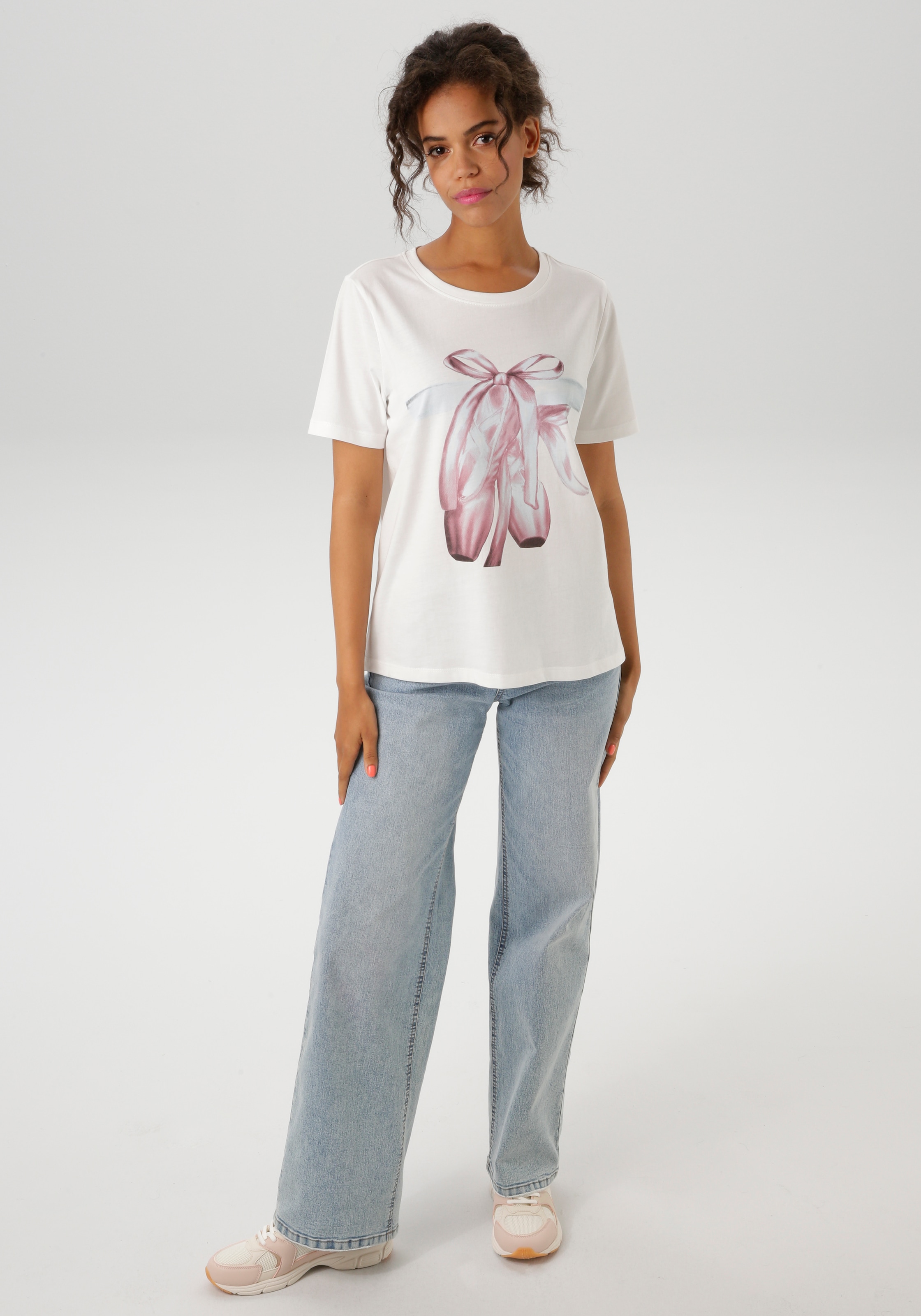 Aniston CASUAL T-Shirt, mit Ballettschuhen verziertem Frontdruck