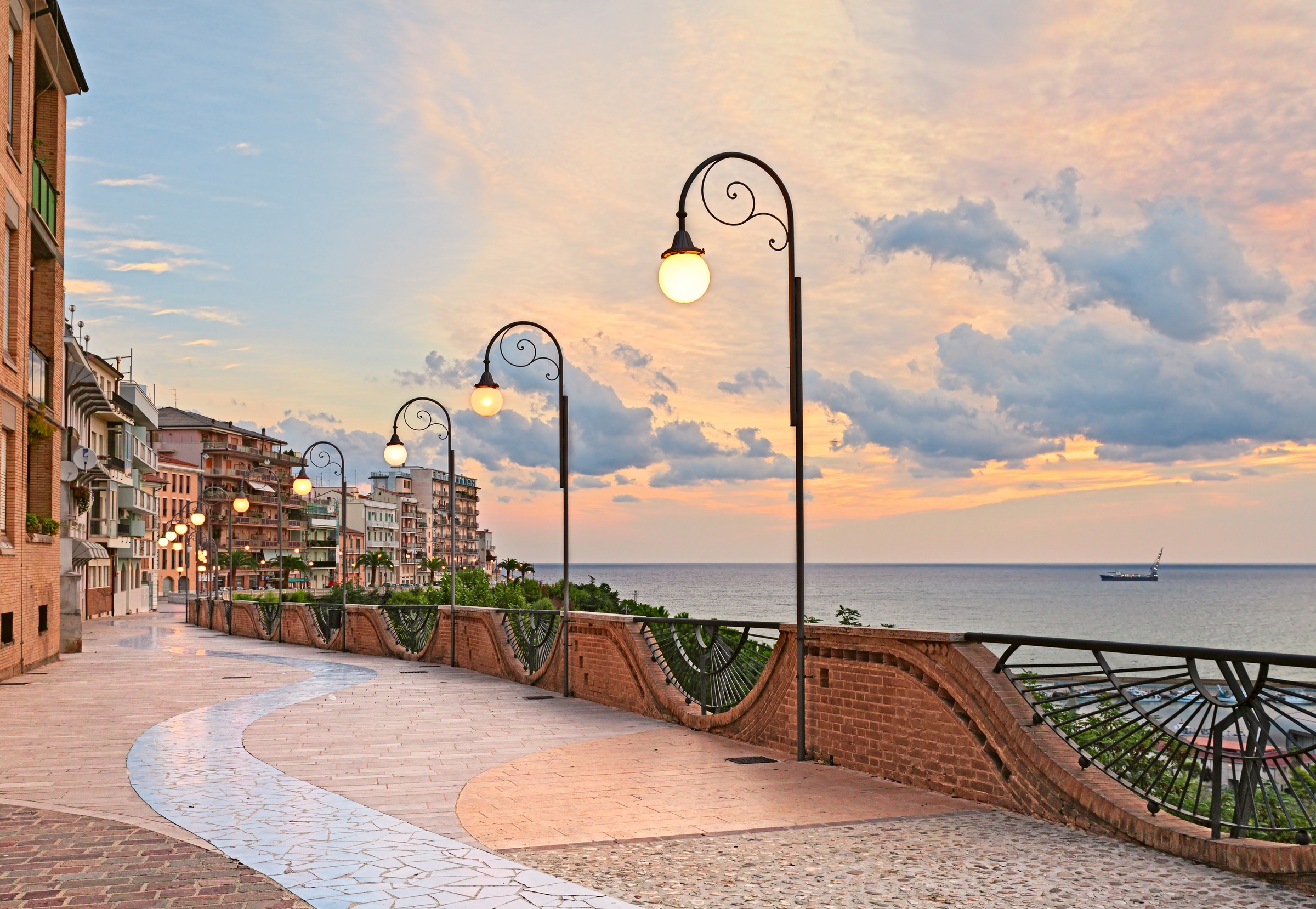 Image of Papermoon Fototapete »Seafront in Ortona, Abruzzo«, matt, BlueBack, 7 Bahnen, 350 x 260 cm bei Ackermann Versand Schweiz
