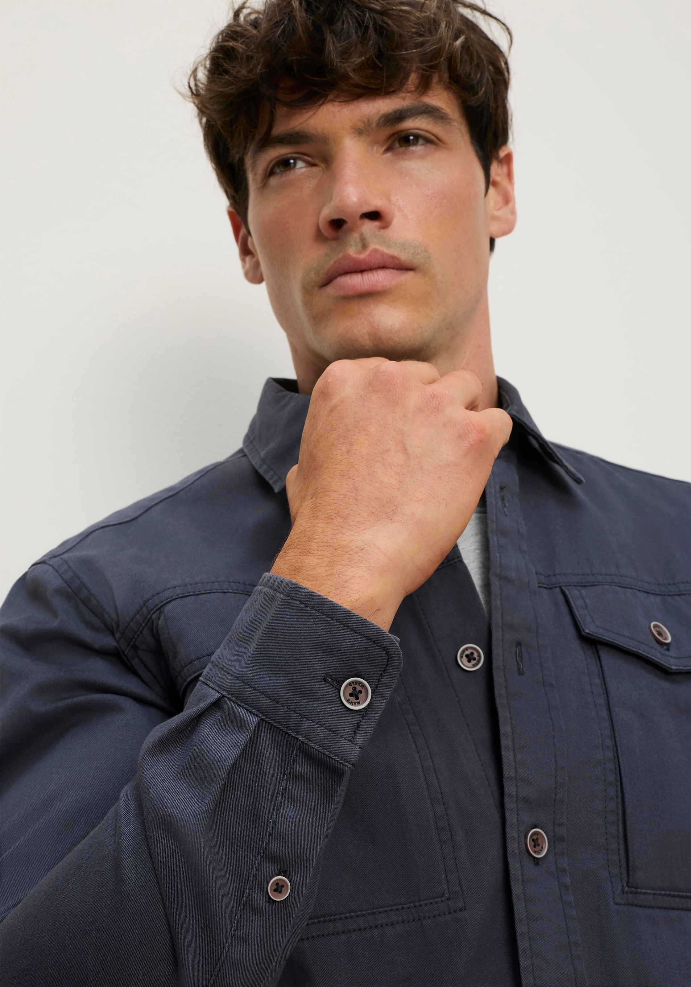 Man's World Langarmhemd »Markante Details mit modernem Charakter« Robuste Baumwollqualität, authentischer und vielseitiger Look.