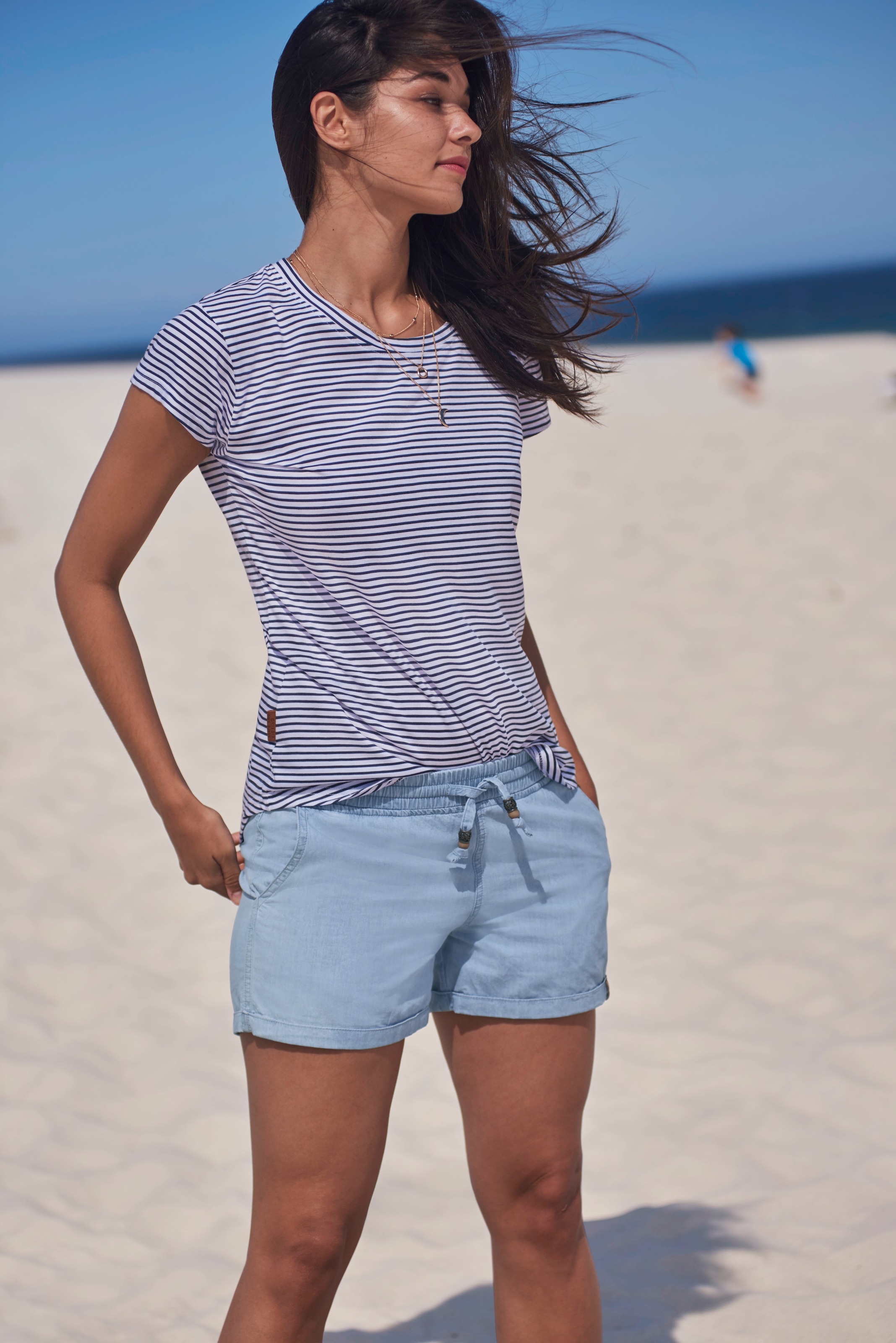 Image of Alife & Kickin Jeansshorts »JaneAK«, kurze Hose in Stretchqualität mit Zierperlen bei Ackermann Versand Schweiz