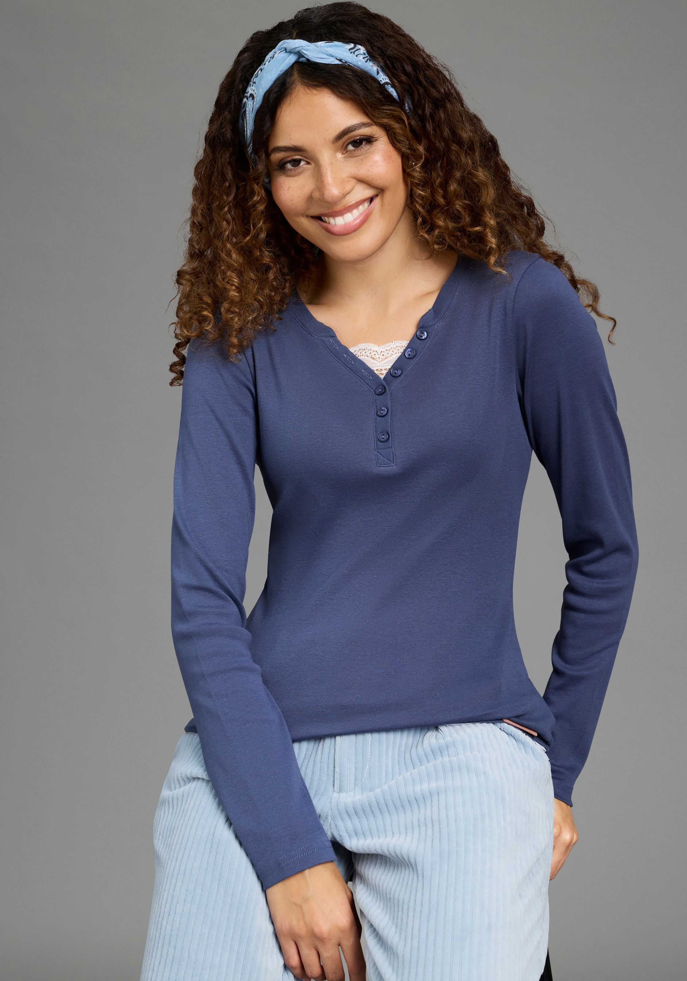 Image of KangaROOS 2-in-1-Langarmshirt mit Spitze am Ausschnitt, schmale Passform, hüftlange Schnittform