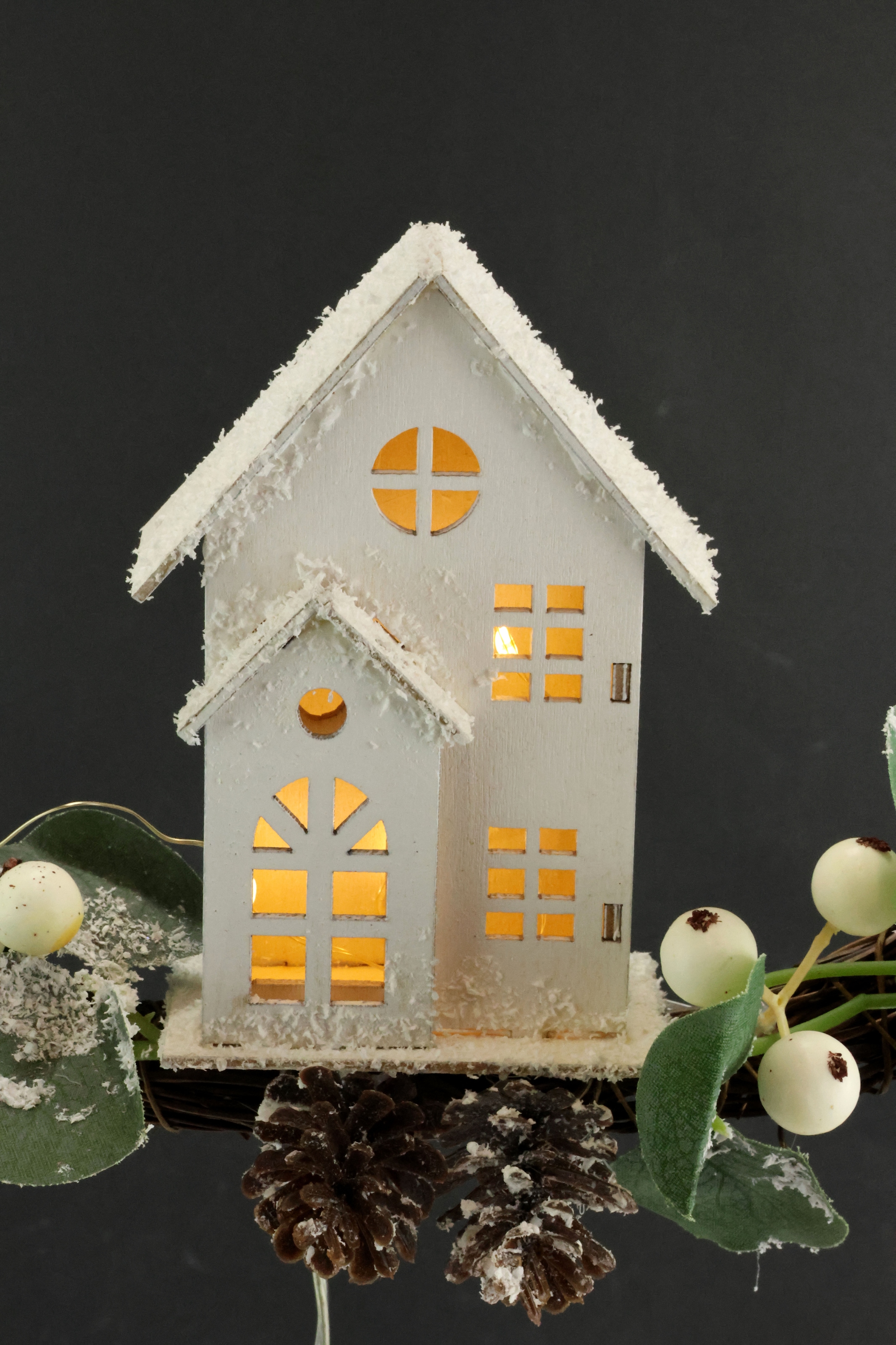 I.GE.A. Kunstkranz »LED-Kranz Eukalyptus aus Metall« Mit Lichterkette Eukalyptus Haus Schleife