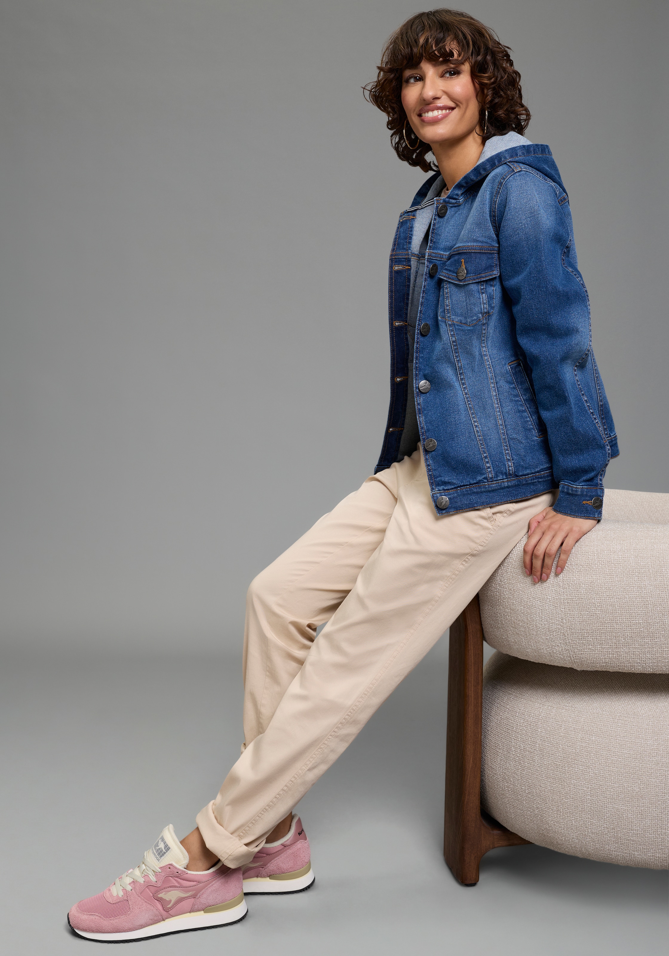 Arizona Veste en jean mit Kapuze mit Kapuze, Regular Fit, mit Knopfleiste, mit Knopf-Applikationen