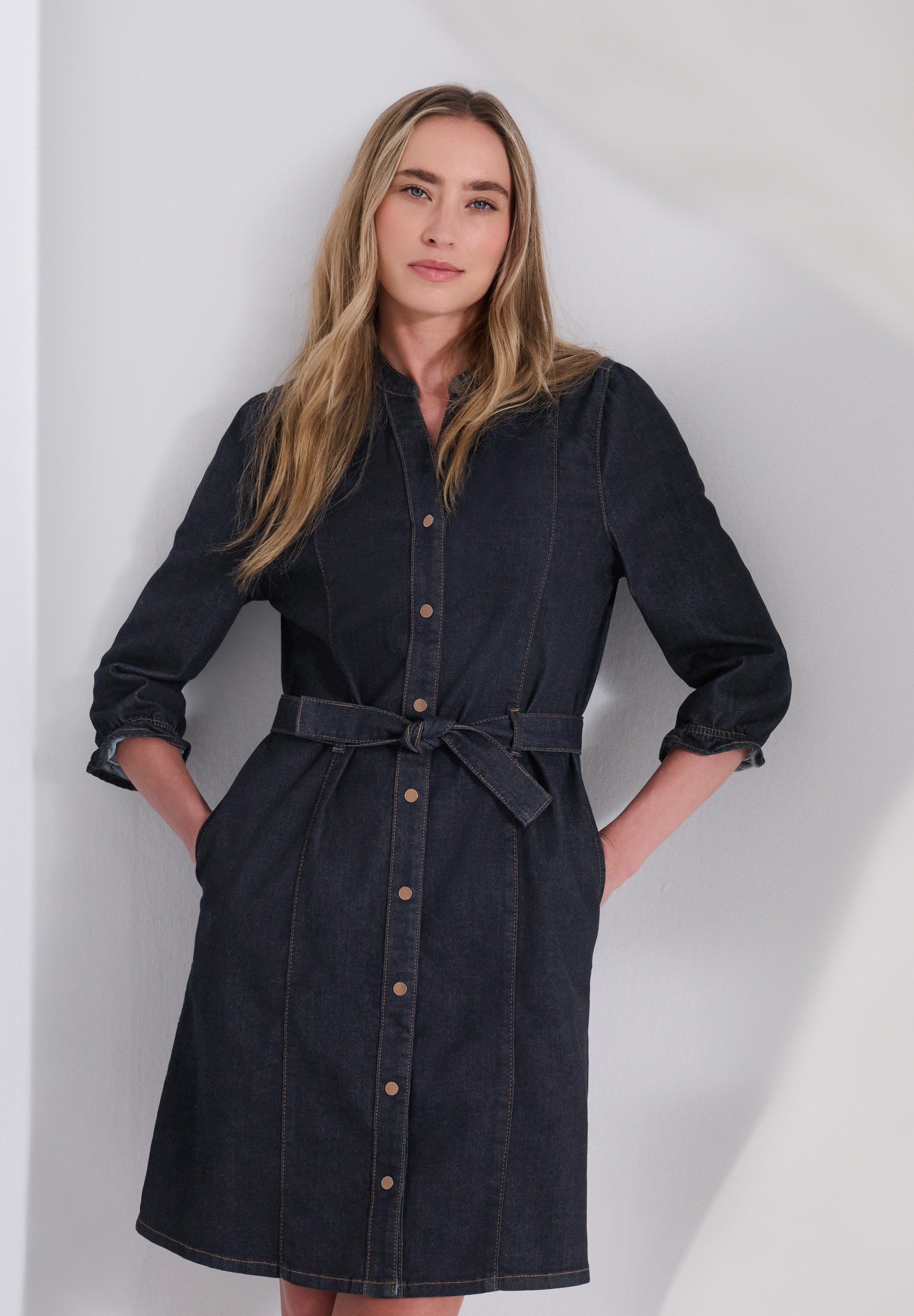 STREET ONE Robe en jean Poches pour les mains Kniefrei / mit Jeans-Gürtel / im Tunika-Stil