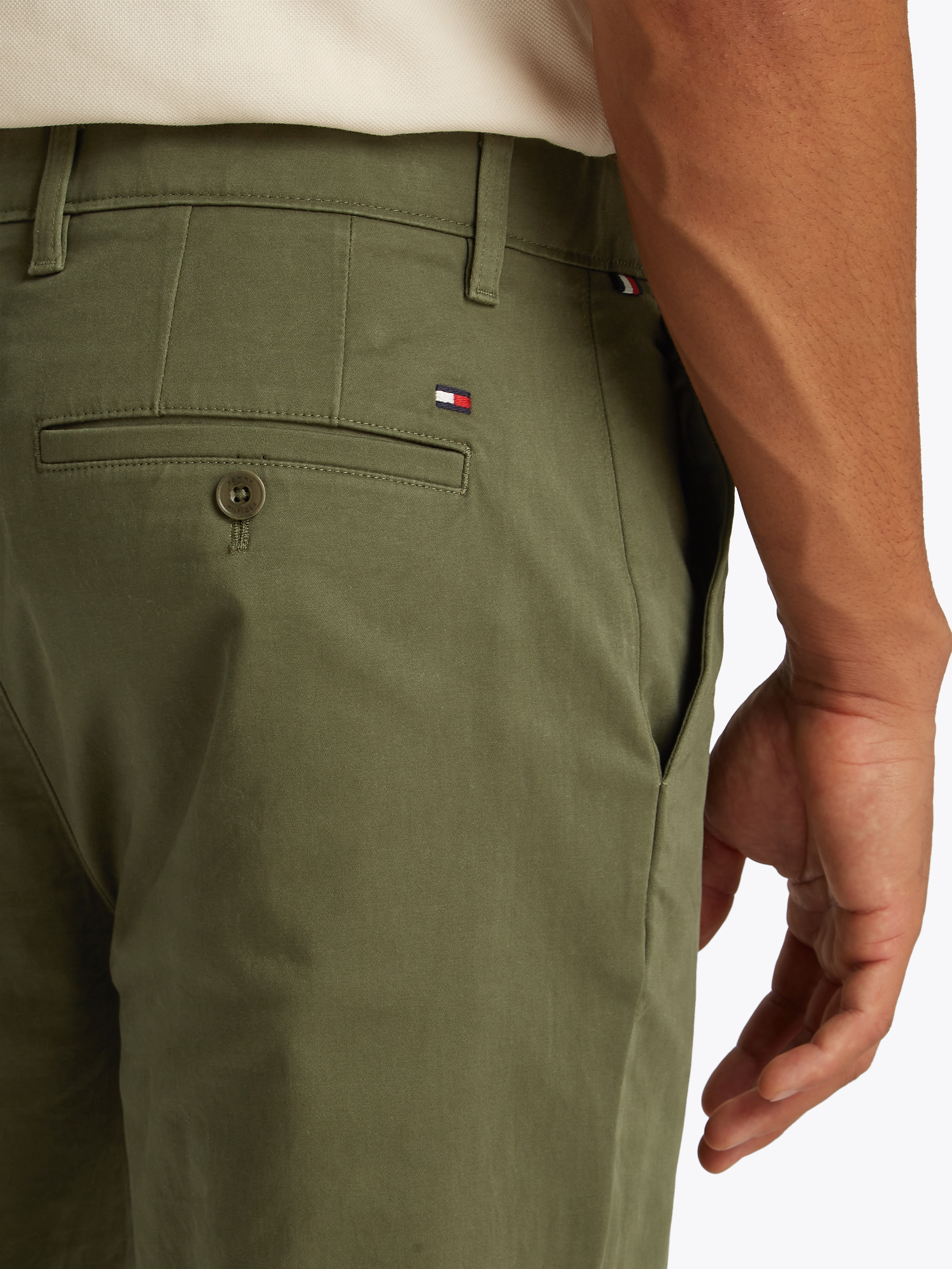 Tommy Hilfiger Chinohose »DENTON CHINO SATIN«, mit Gesässtaschen mit Knopf, Logostickerei