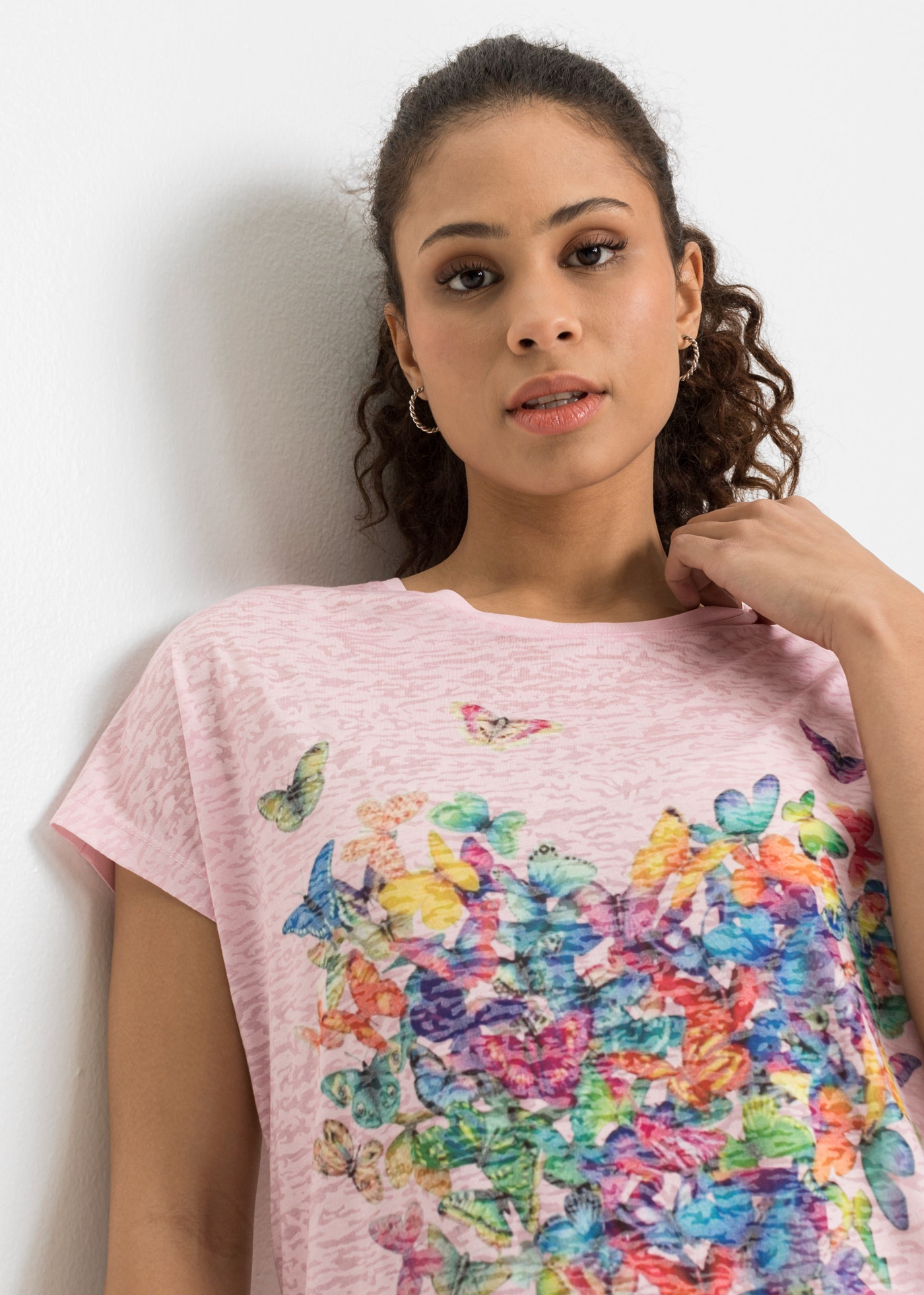 bonprix T-shirt 1 toller Materialmix, überschnittene Schultern, hinten länger