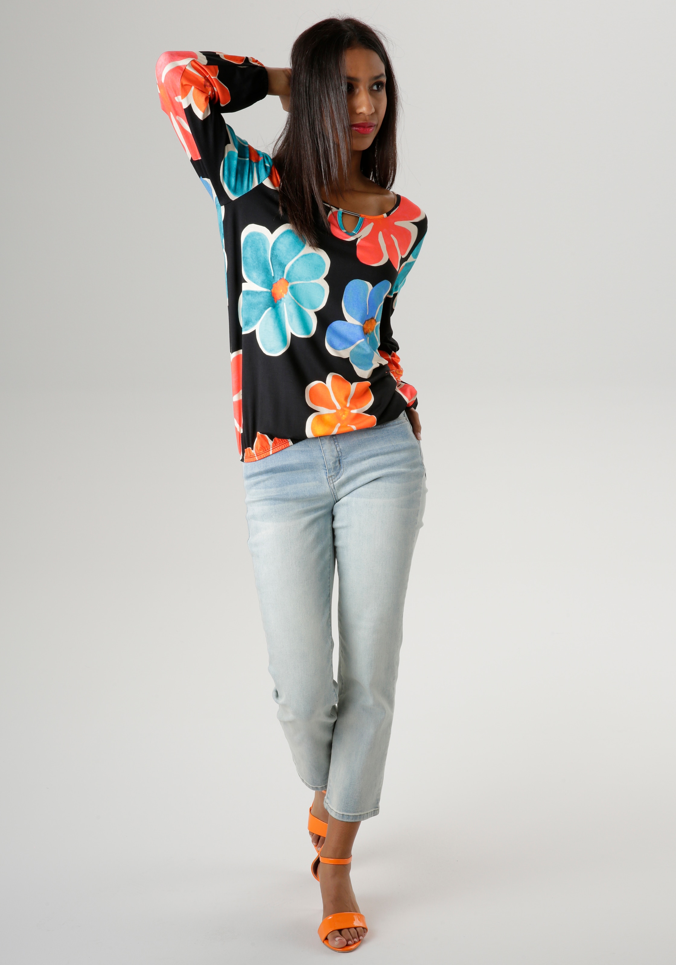 Aniston SELECTED Langarmshirt, mit Cut-out und farbenfrohem Blütendruck