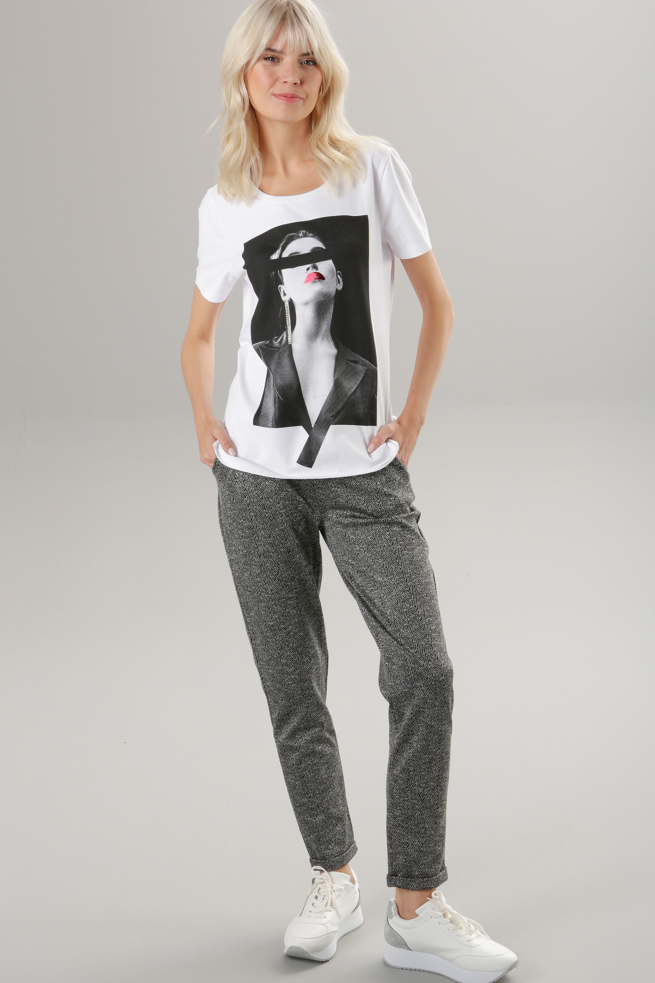 Aniston SELECTED T-Shirt, versandkostenfrei Strasssteinen auf verziert mit