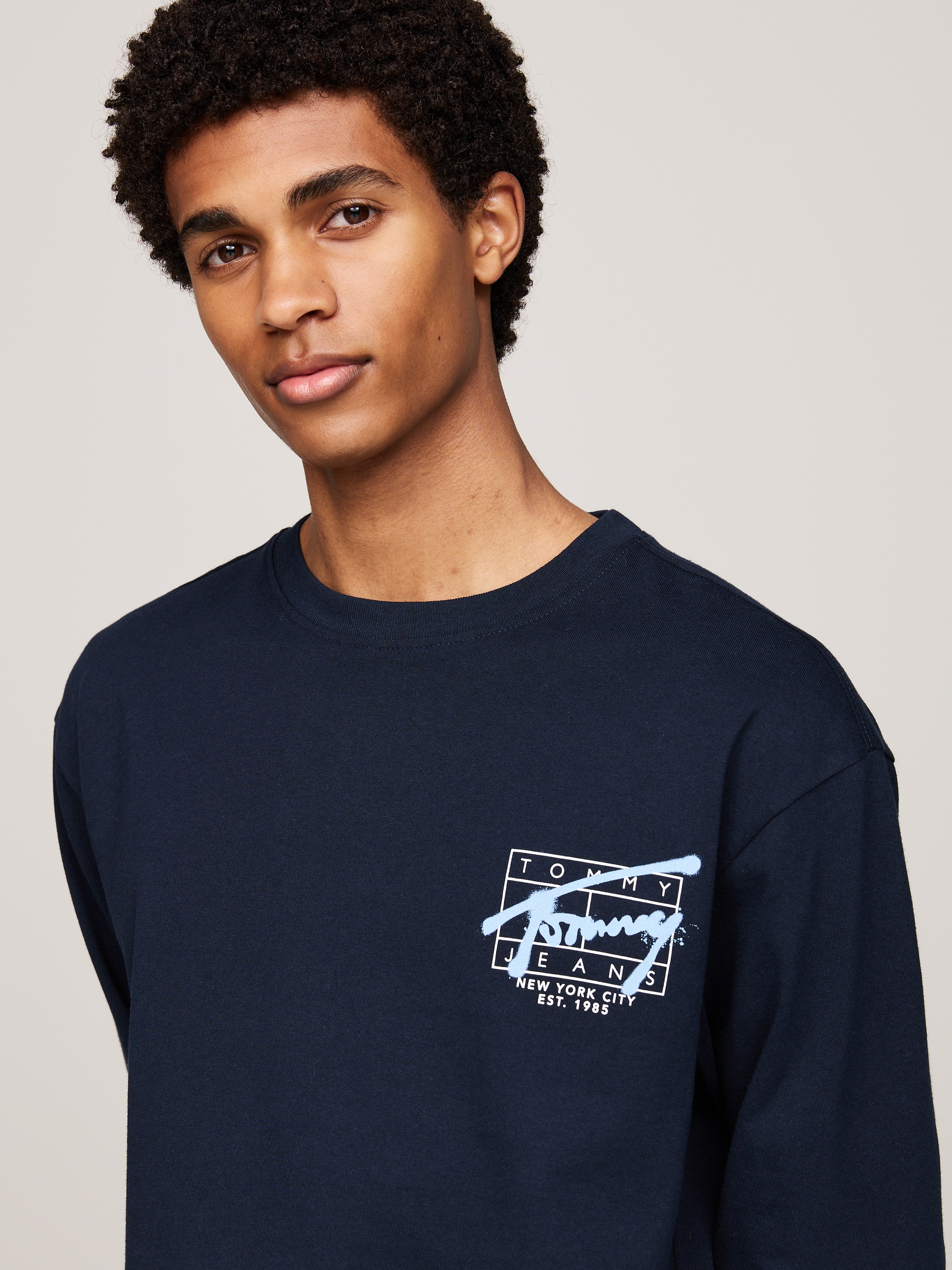 Tommy Jeans Plus Longsleeve »TJM REG SPRAY TEE LS EXT«, Grosse Grössen, mit grossem Print auf dem Rücken