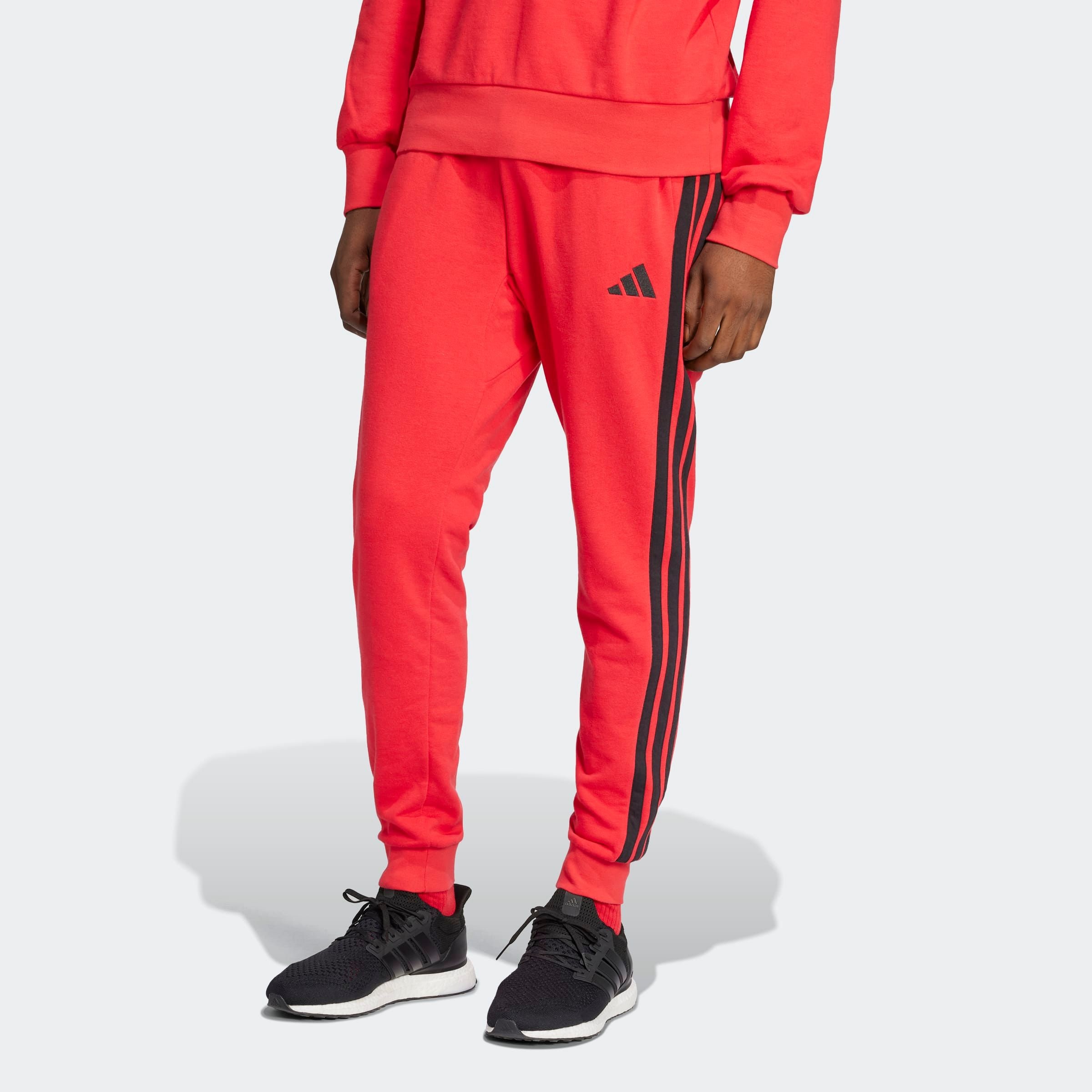 adidas Sportswear Pantalon de sport »ESSENTIALS 3-STREIFEN FRENCH TERRY«  schmal zulaufende Beinform, für sportliche Aktivitäten