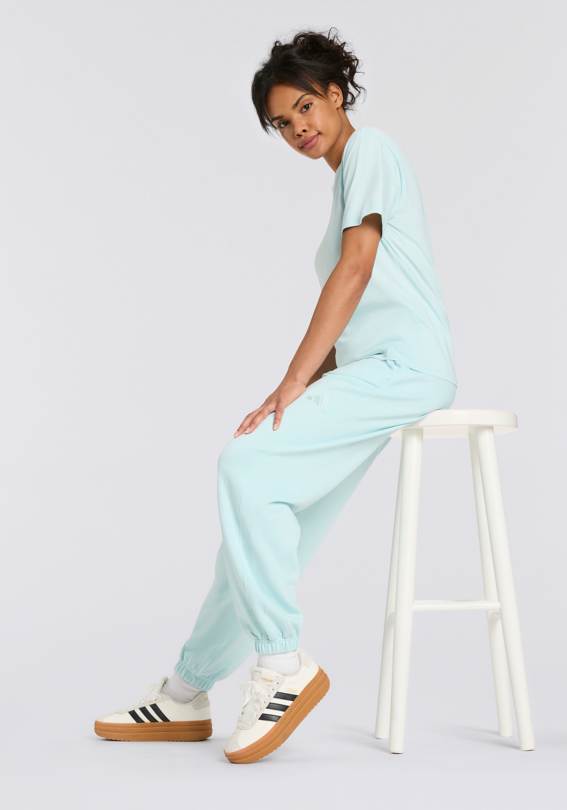 adidas Sportswear Sporthose »W ALL SZN FT PT«, (1 tlg.), Locker geschnitten, mittelhoher Bund