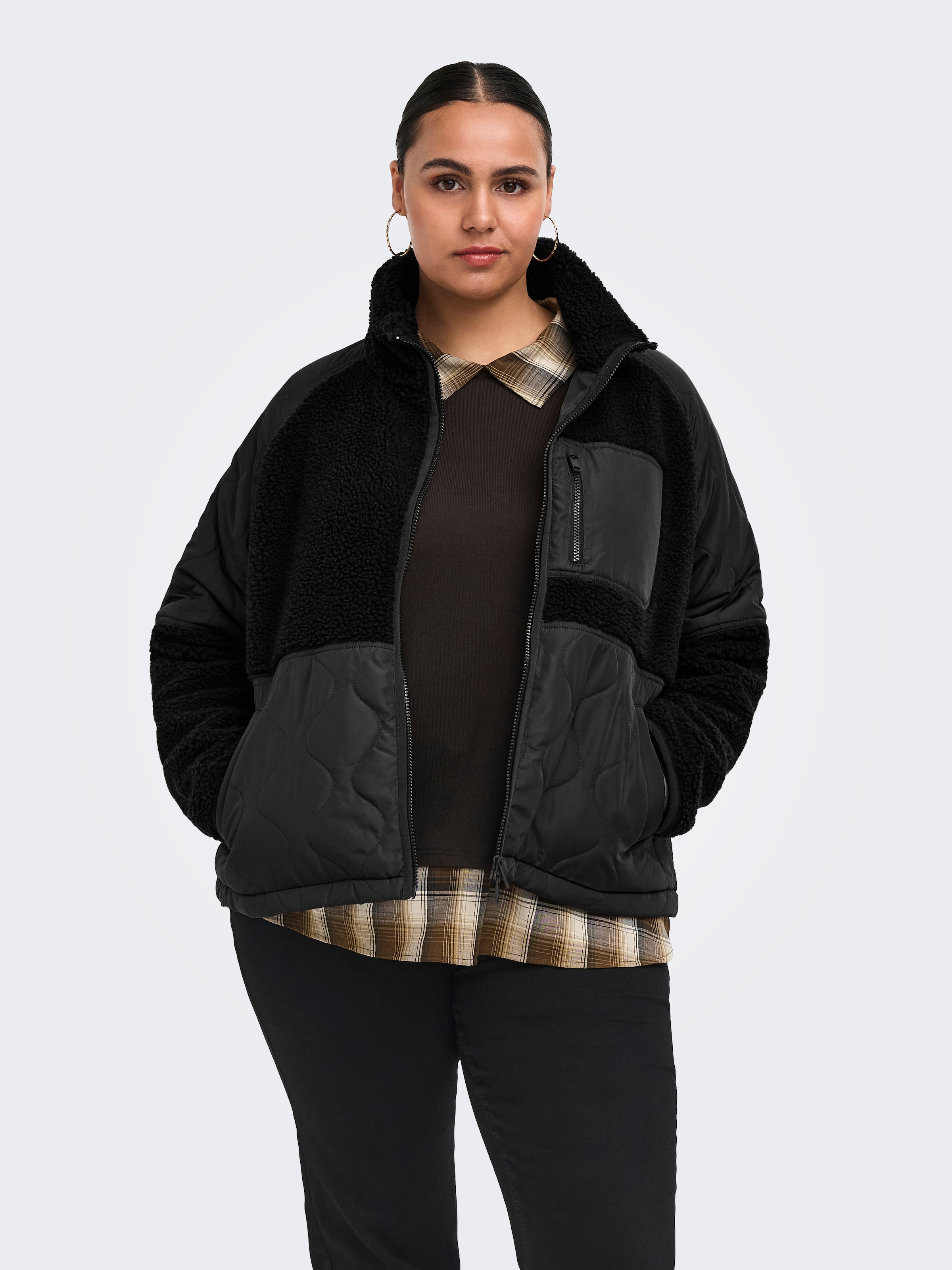 Image of ONLY CARMAKOMA Steppjacke "CAROHIO QUILT MIX FLEECE SHORT OTW" Materialmix: Stepp und Teddyplüsch