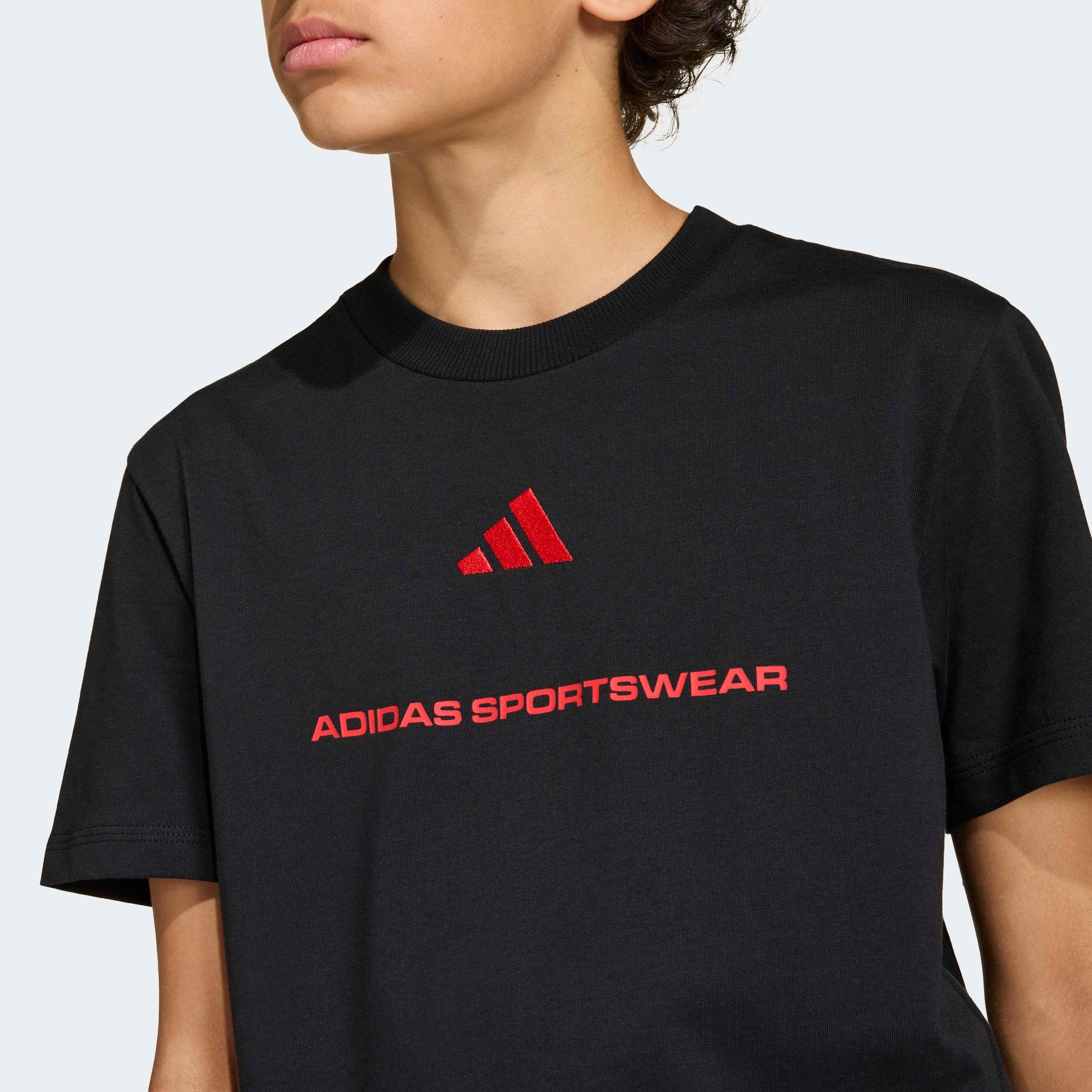 adidas Sportswear T-shirt »ADIDAS SLOGAN SINGLE JERSEY« sportlicher Stil, kurze Ärmel, elastisches Material, mit Slogan