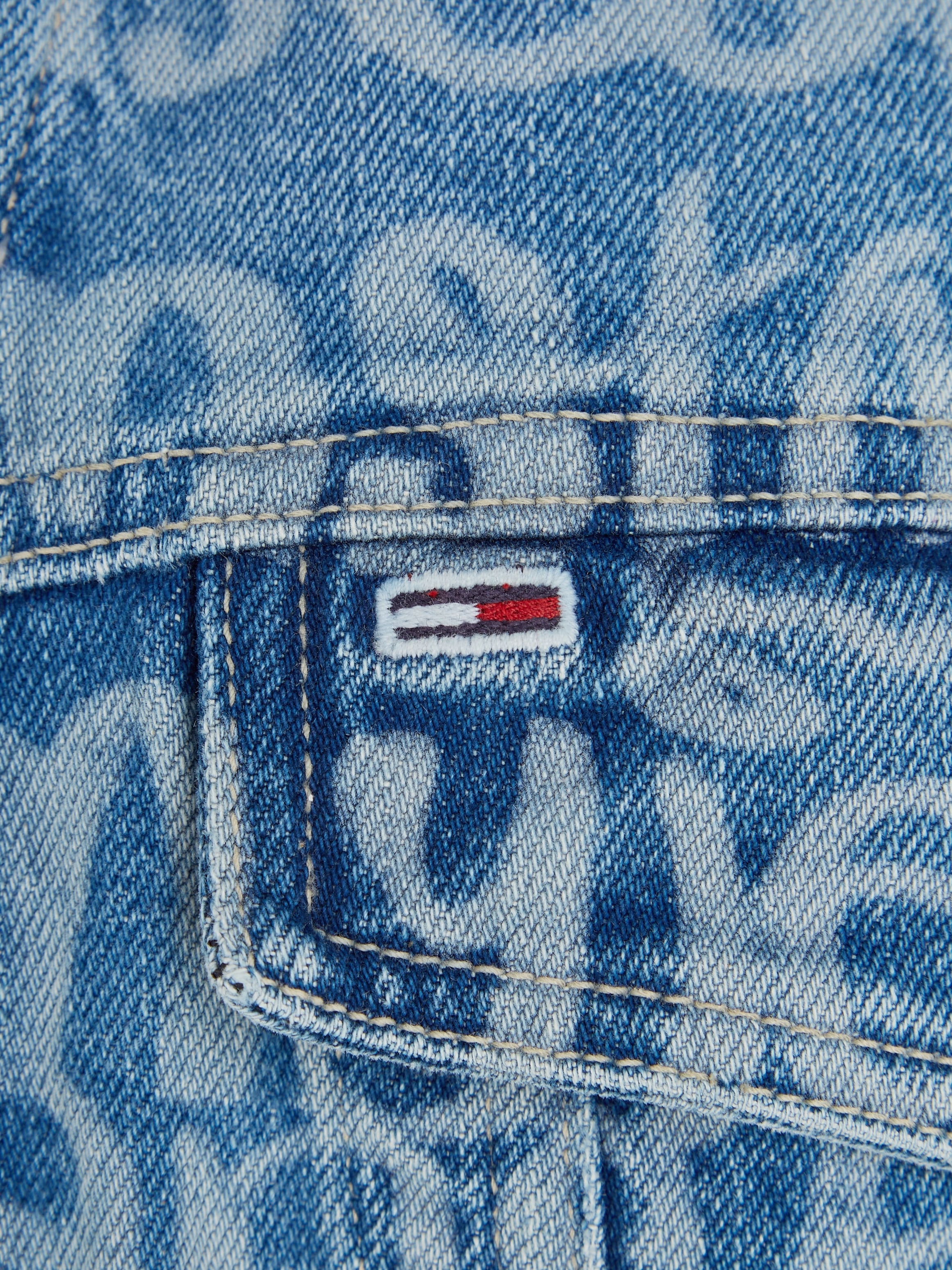 Tommy Jeans Jeansjacke »DAISY OVR JACKET CG7032«, mit Allover-Logodrucken, Y2K Streetstyle, Monogram