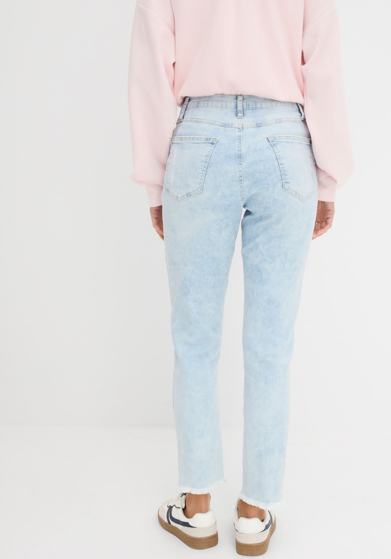 bonprix Mom-Jeans modischer Schnitt, Regular Fit, ausgefranster Saum