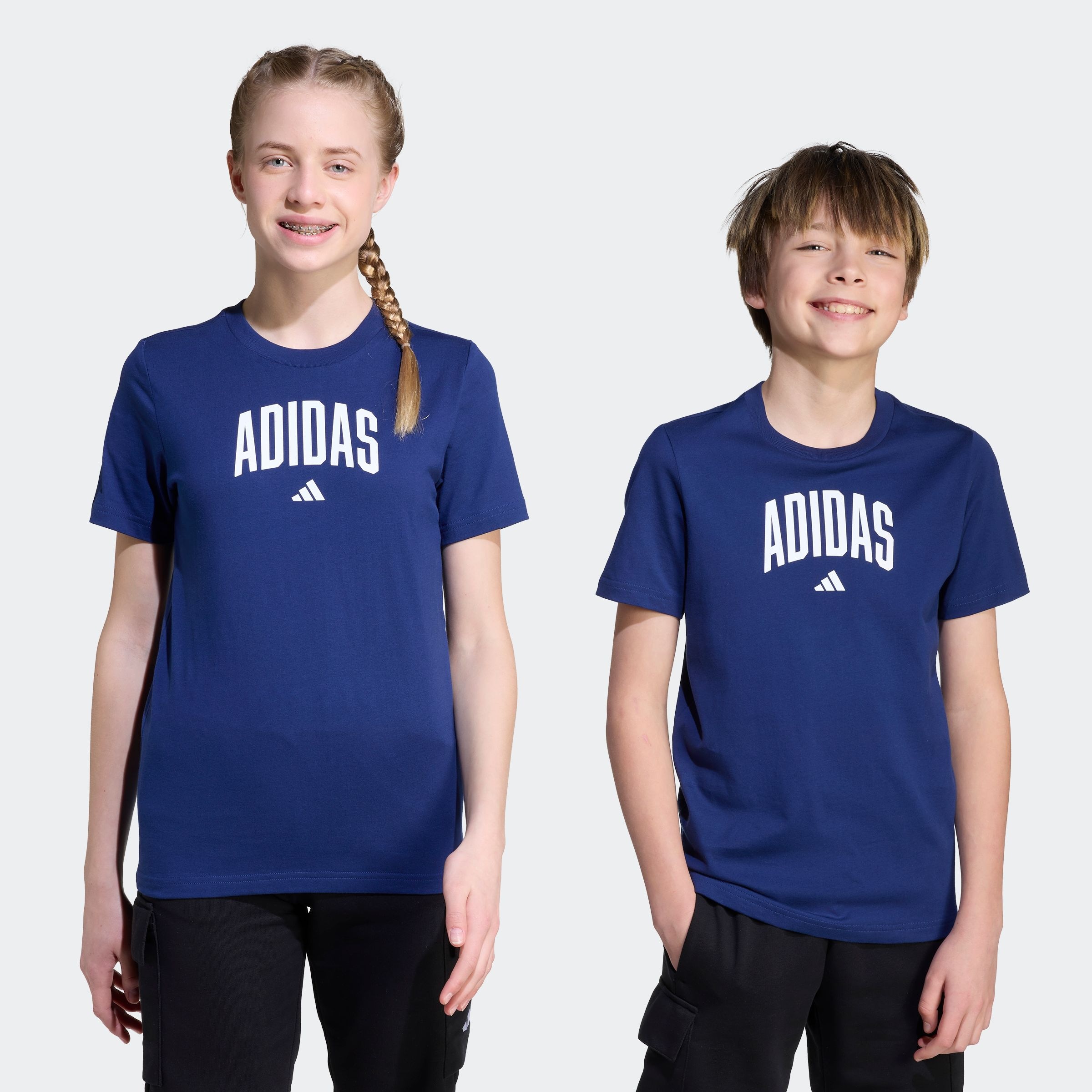Image of adidas Sportswear T-Shirt "COLLEGIATE GRAPHIC KIDS" für Kinder, mit grafischem Design, aus Baumwolle