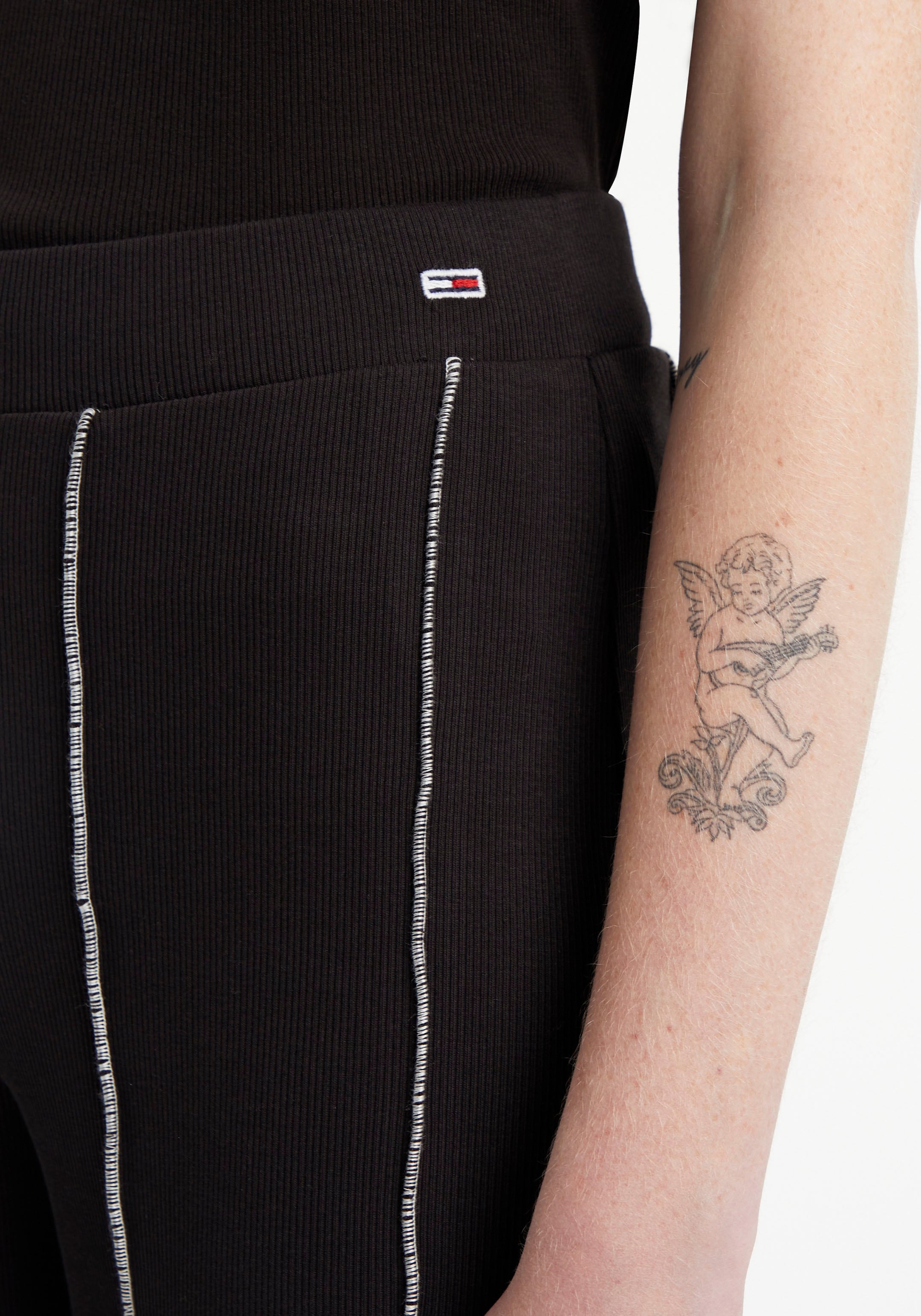 ♕ Tommy Jeans Schlaghose »TJW SEAM DETAIL FLARE PANT«, mit Kontrastnähten & Tommy  Jeans Logo-Flag versandkostenfrei auf