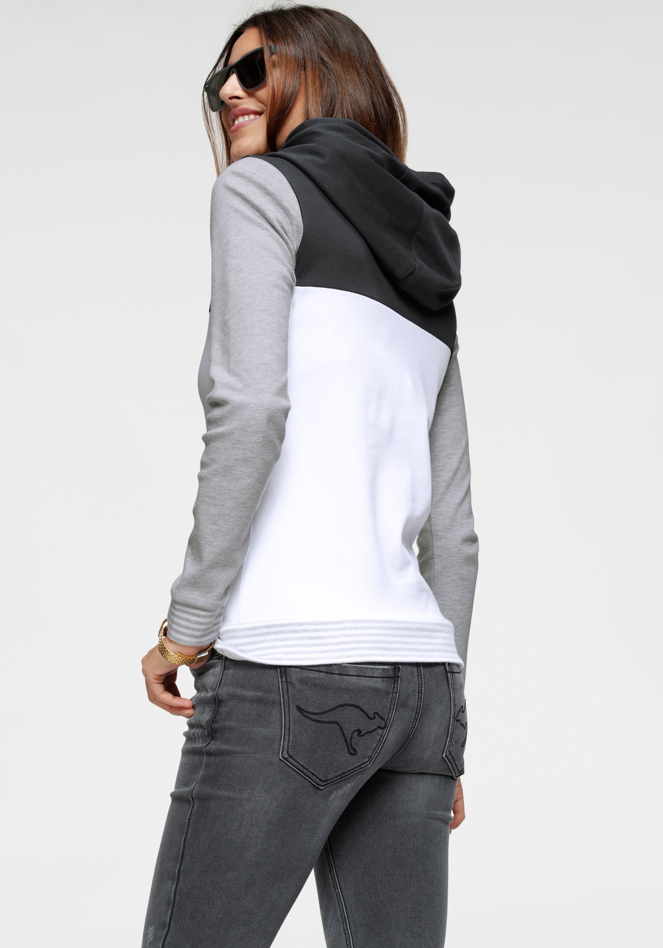 versandkostenfrei KangaROOS Kapuzensweatshirt, aus Kombination modischer Color-Blocking auf und Streifen mit