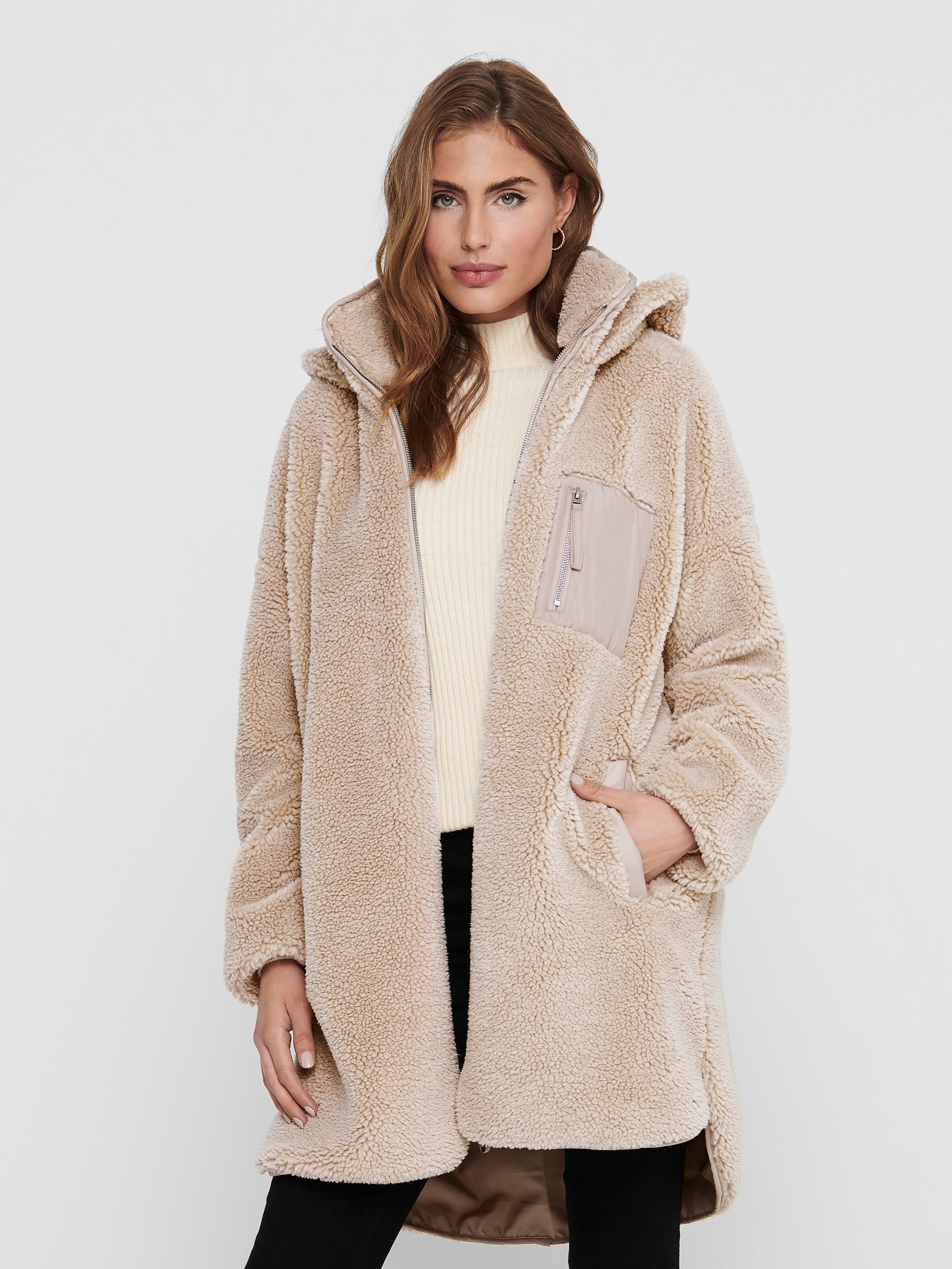 Image of ONLY Plüschjacke "ONLSASCHA SHERPA JACKET LIFE OTW NOOS" mit Kapuze Kunstfaser, regular fit