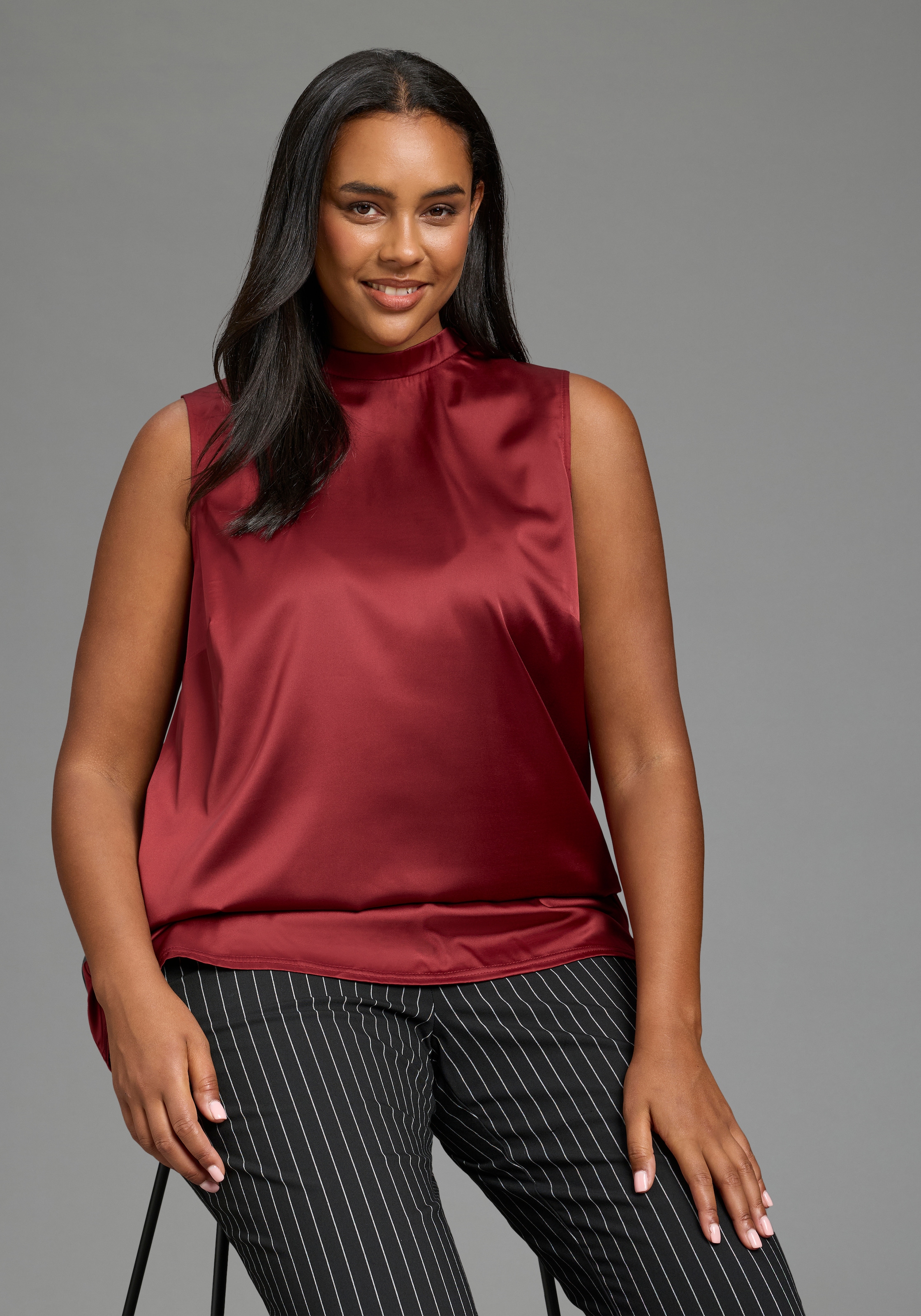 Image of Laura Scott CURVE Blusentop "Grosse Grössen" in A-Linie, aus Satin und Jersey, ärmellos, hüftbedeckende Länge