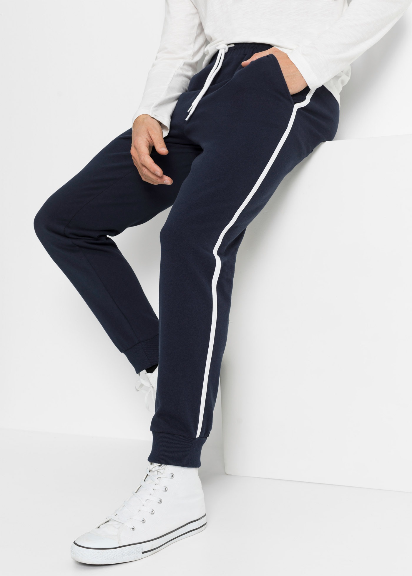 bonprix Pantalon de jogging  mit weichem Innenmaterial, mit seitlichen Kontraststreifen