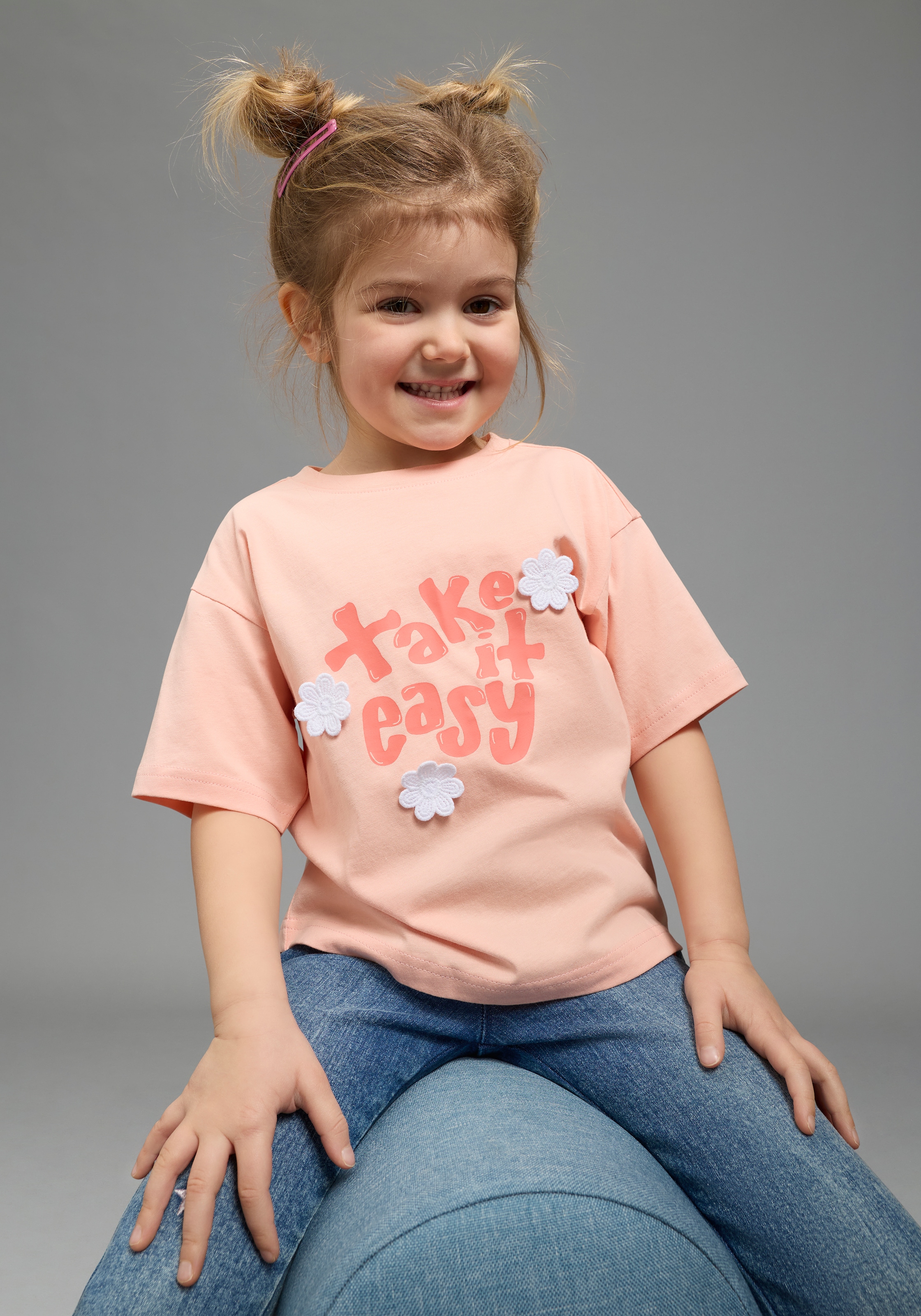 KIDSWORLD T-Shirt »mit süssen Druck und Häckelblumen« lässige Passform, Kurzarm, geblümt, mit Häkelapplikation