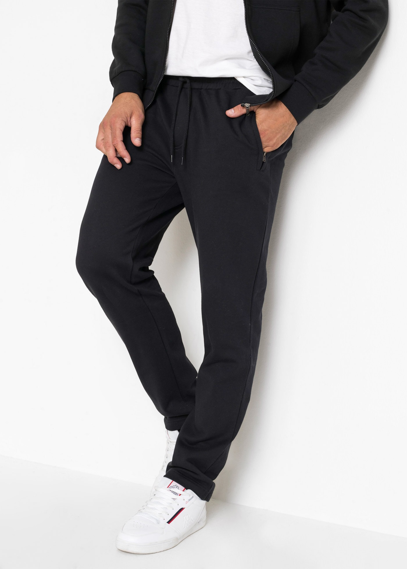 Image of bonprix Jogginghose mit Reissverschlusstaschen, aus Baumwolle und Polyester, Regular Fit