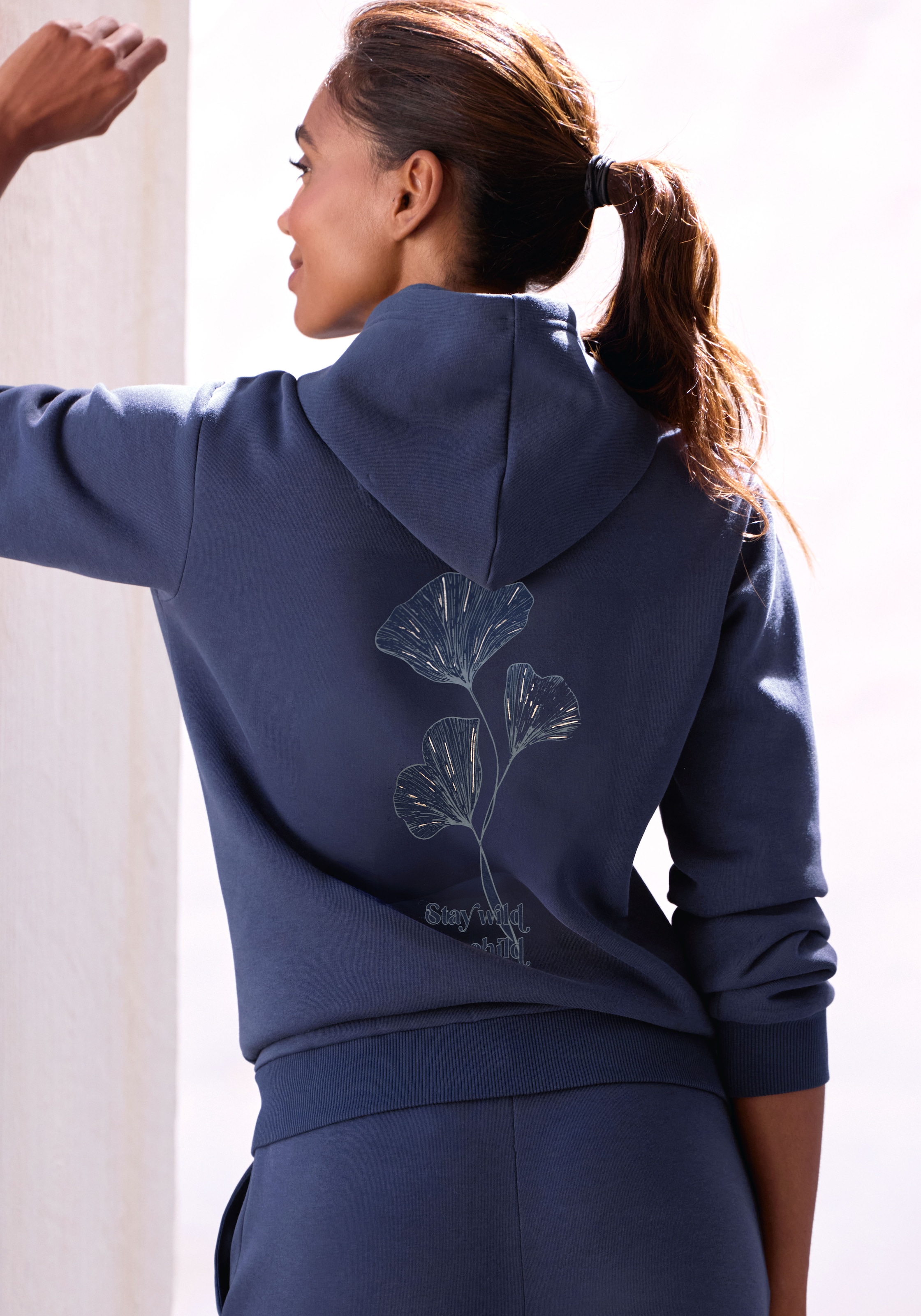 Image of LASCANA Kapuzenpullover mit glänzendem Druck, Loungewear