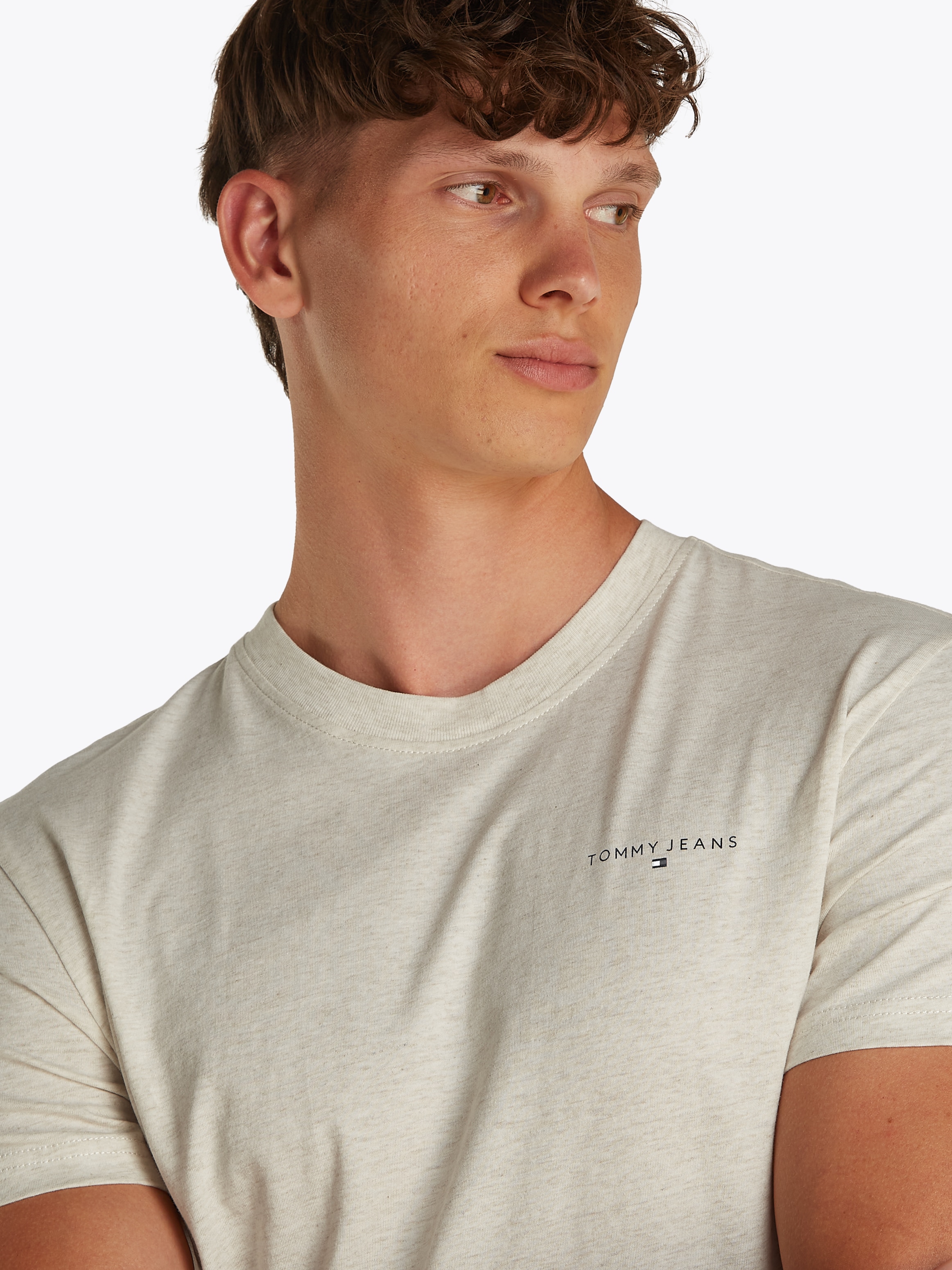 Tommy Jeans T-Shirt »TJM SLIM LINEAR CHEST SS TEE EXT«, mit Logodruck
