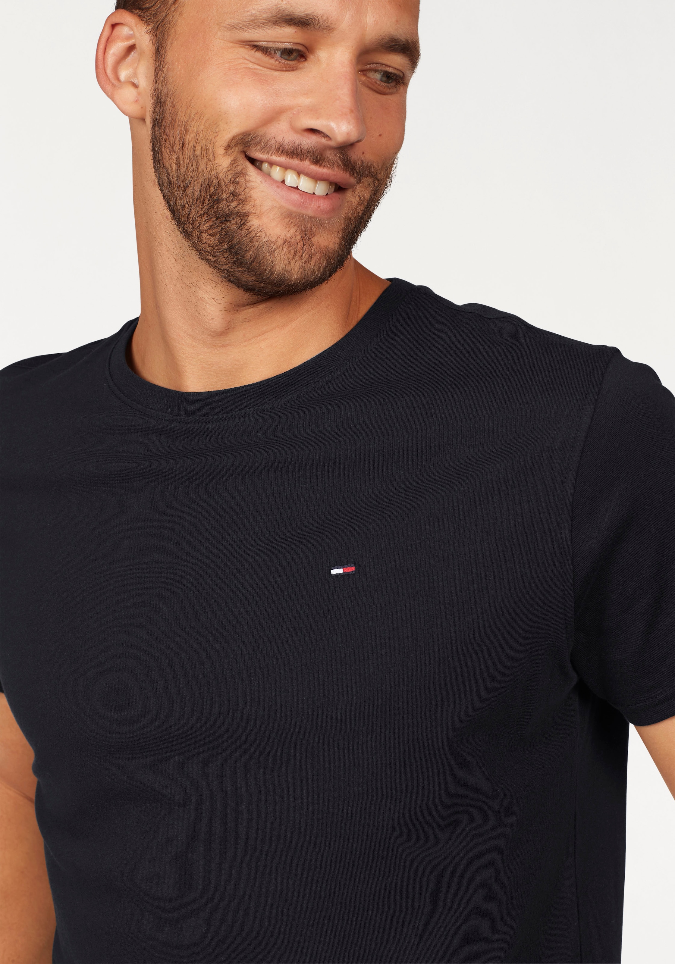 Tommy Jeans T-Shirt »TJM CLASSIC JERSEY C NECK«, mit Logostickerei