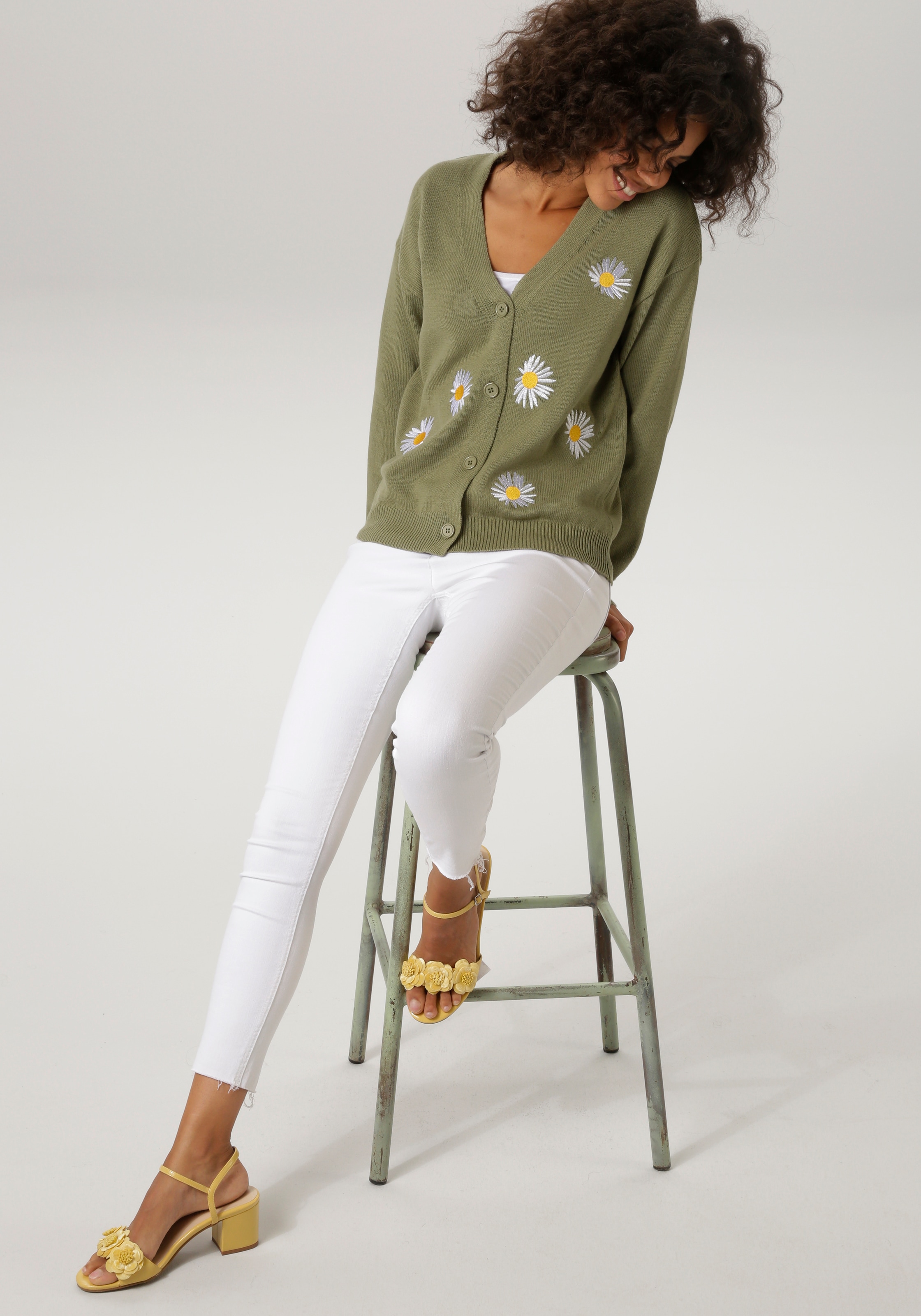 Aniston CASUAL Strickjacke mit aufgestickten Margeriten verziert