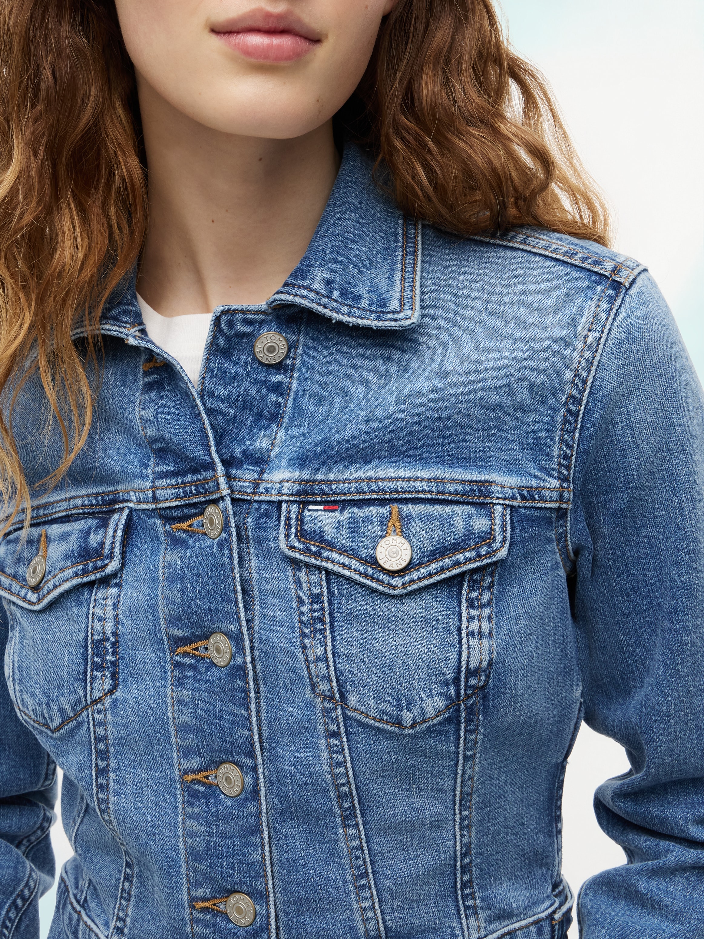 Tommy Jeans Jeansjacke »NEW SLIM TRUCKER JACKET CJ8138« Baumwollmischung, slim fit, Brusttaschen
