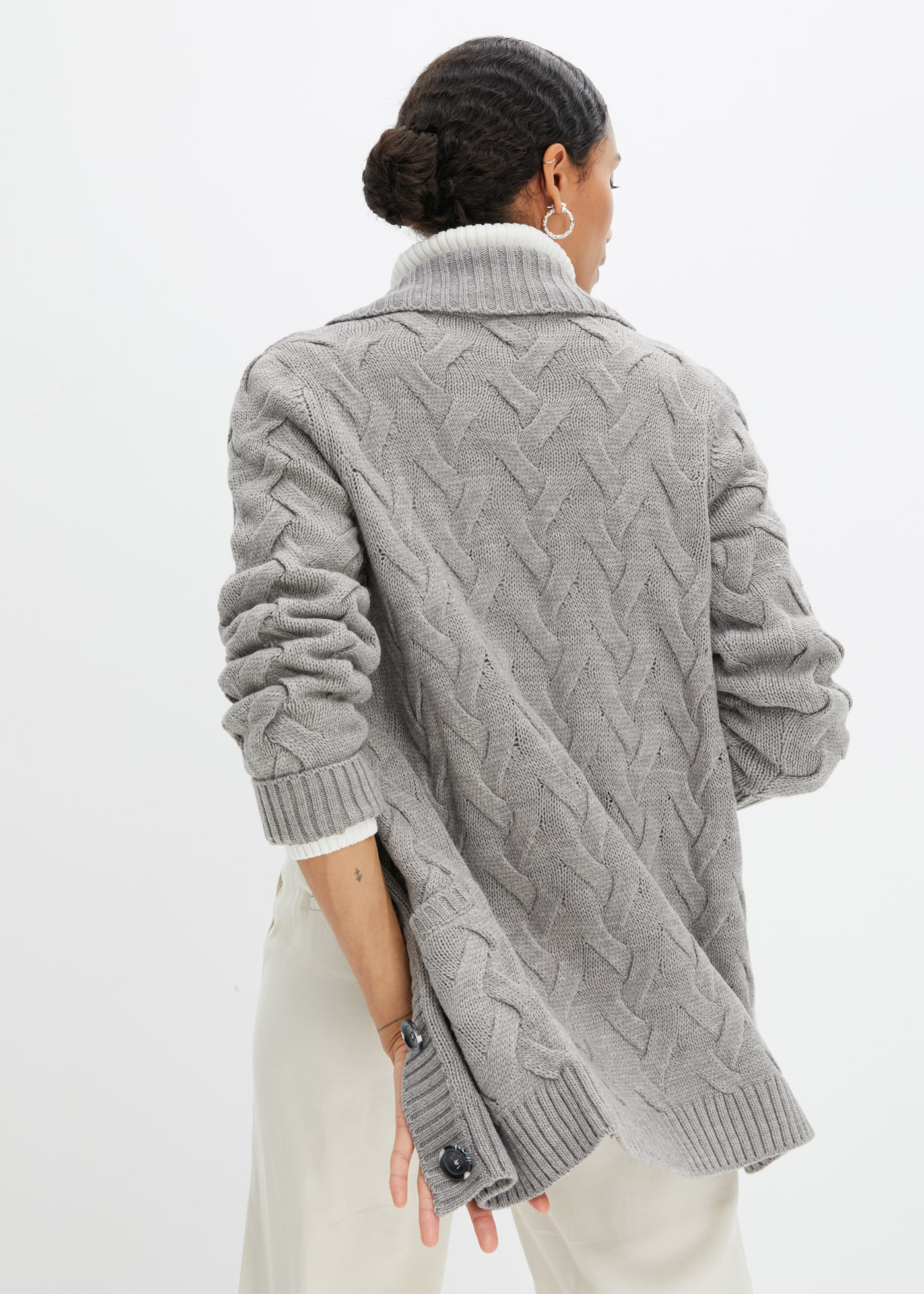 bonprix Cardigan long coupe ample, avec patte de boutonnage, avec poches plaquées