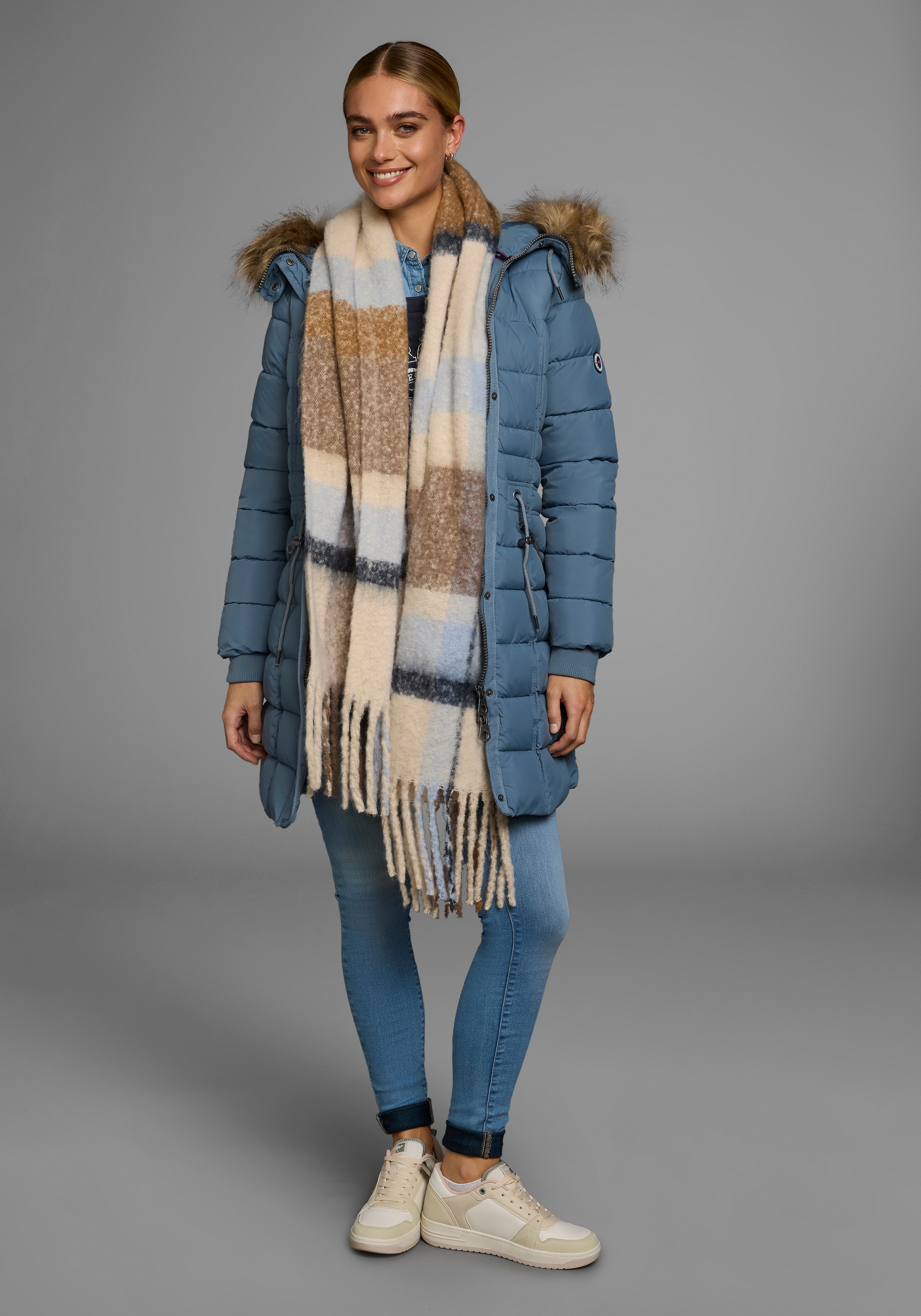 KangaROOS Steppjacke, mit Kapuze, figurbetonter Schnitt, mit Reissverschlusstaschen