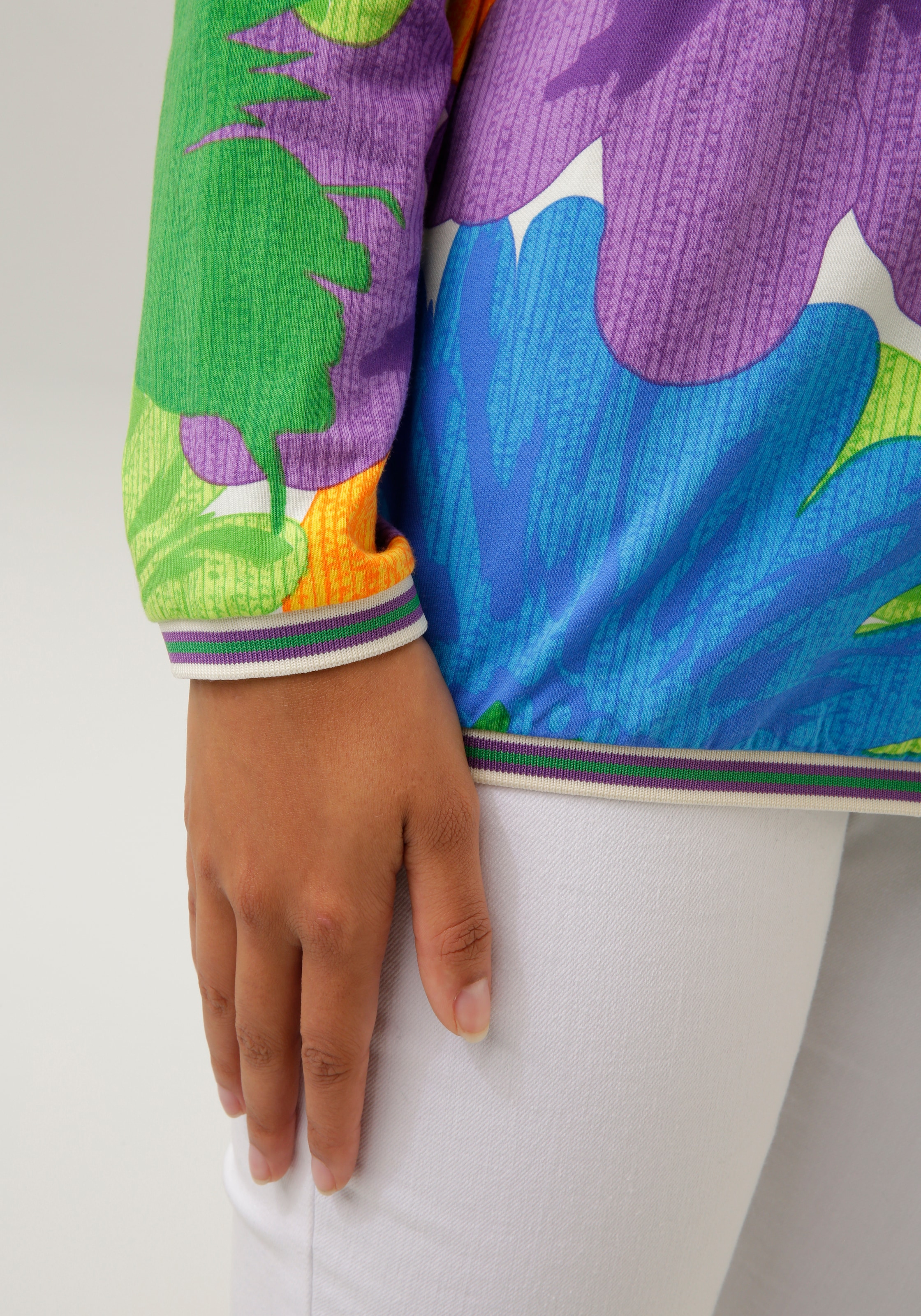 Aniston CASUAL Sweatshirt, mit grossflächigen Blüten und Blättern bedruckt