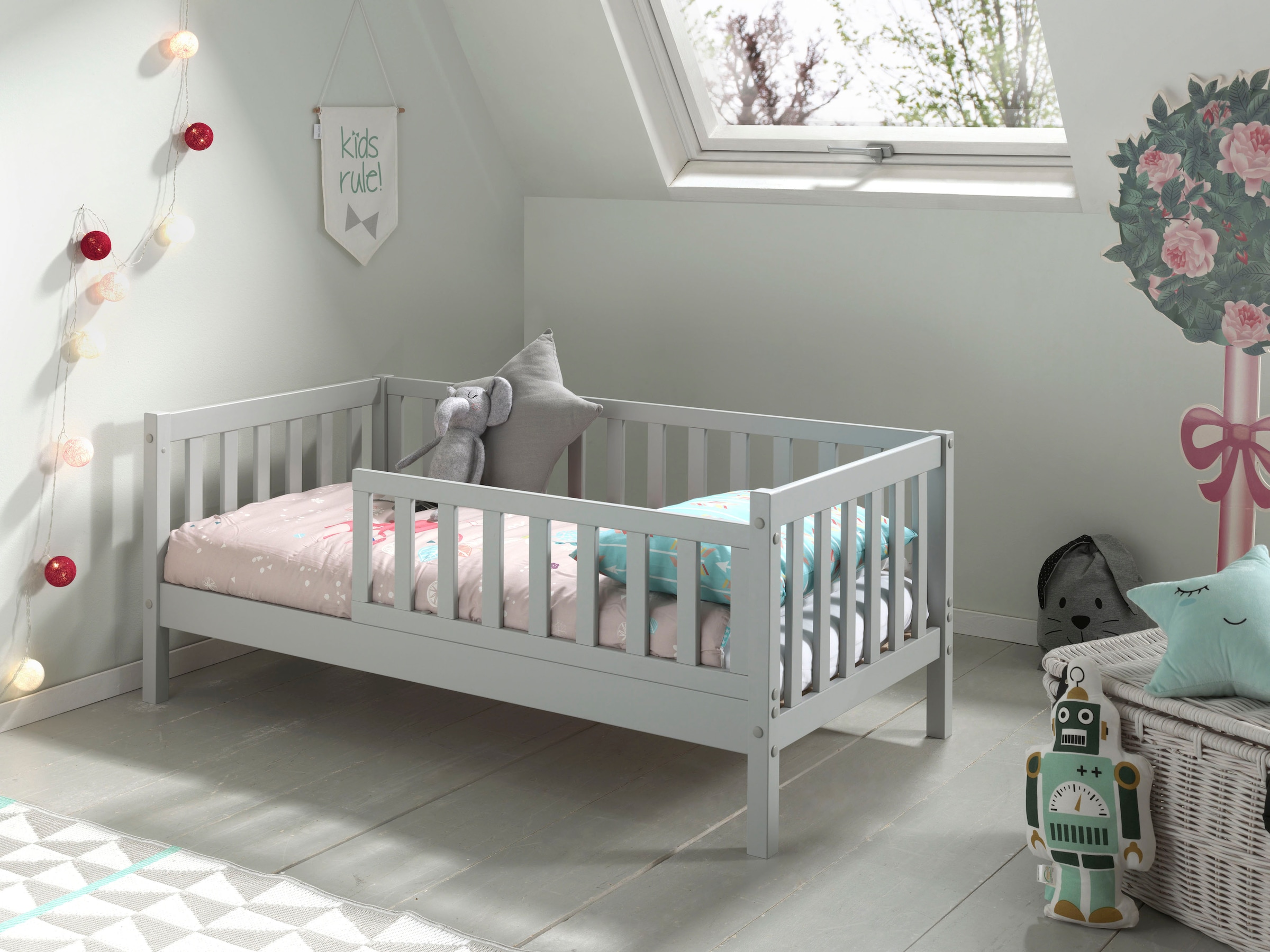 Vipack Lit d'enfant »Junior, Kiefermassiv mit umlaufenden Sprossengitter und Rolllattenrost« L/H/P env. 148x60x76 cm, avec entrée de lit basse,  au choix en 2 couleurs, avec ou sans tiroir